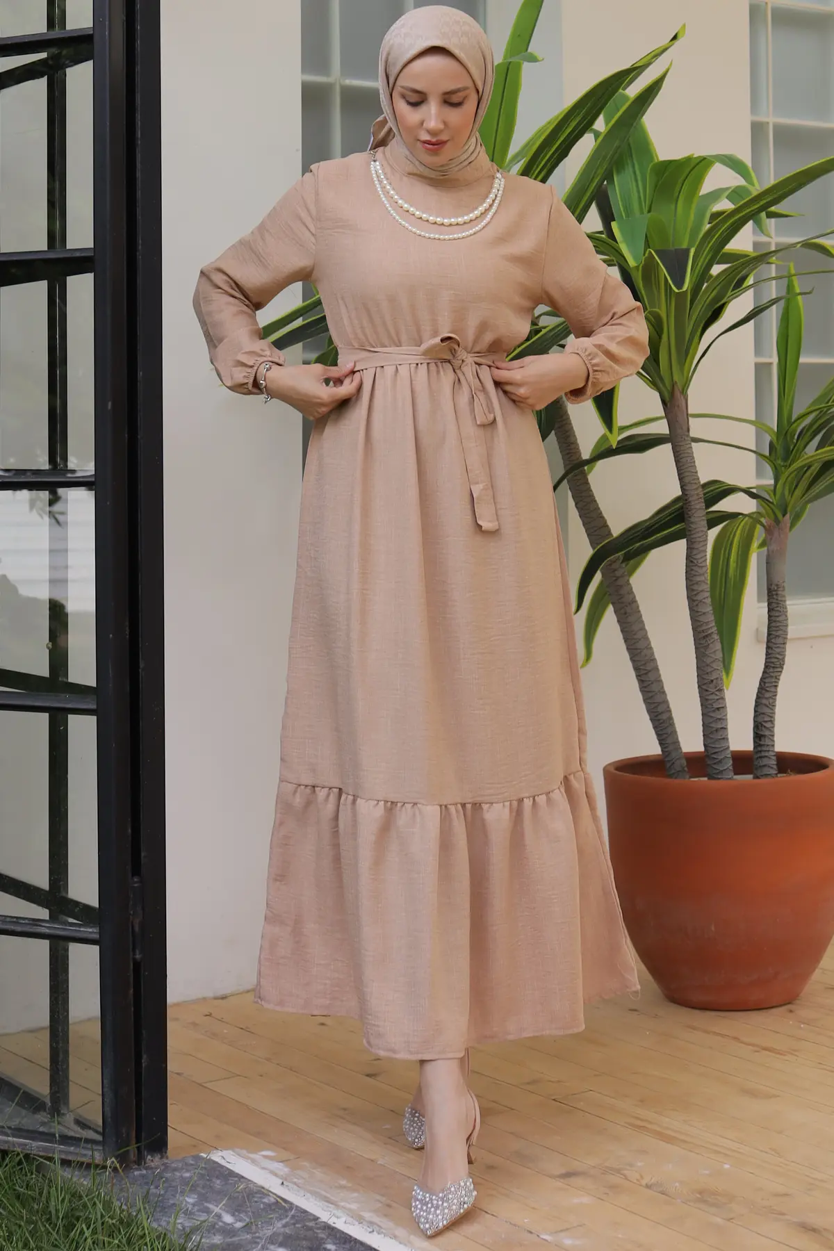 Linen Dress With Pearl Necklace-detail