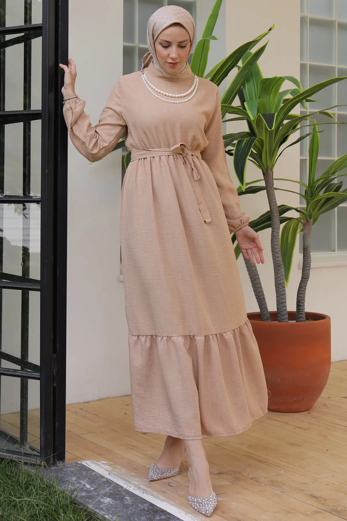 Linen Dress With Pearl Necklace-detail