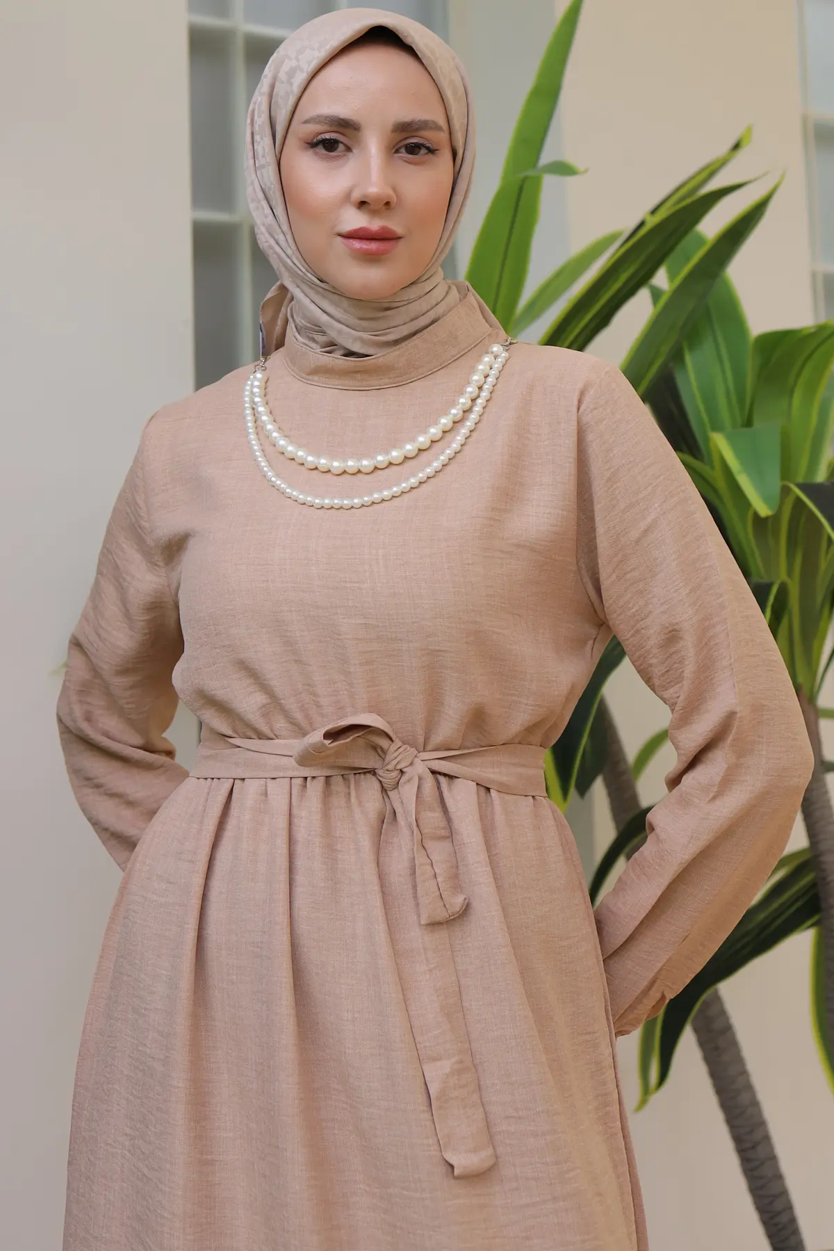 Linen Dress With Pearl Necklace-detail