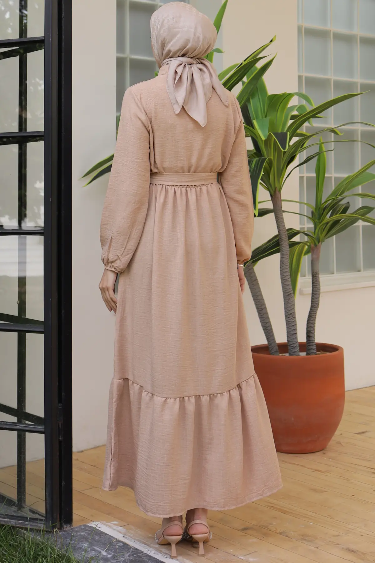 Linen Dress With Pearl Necklace-detail