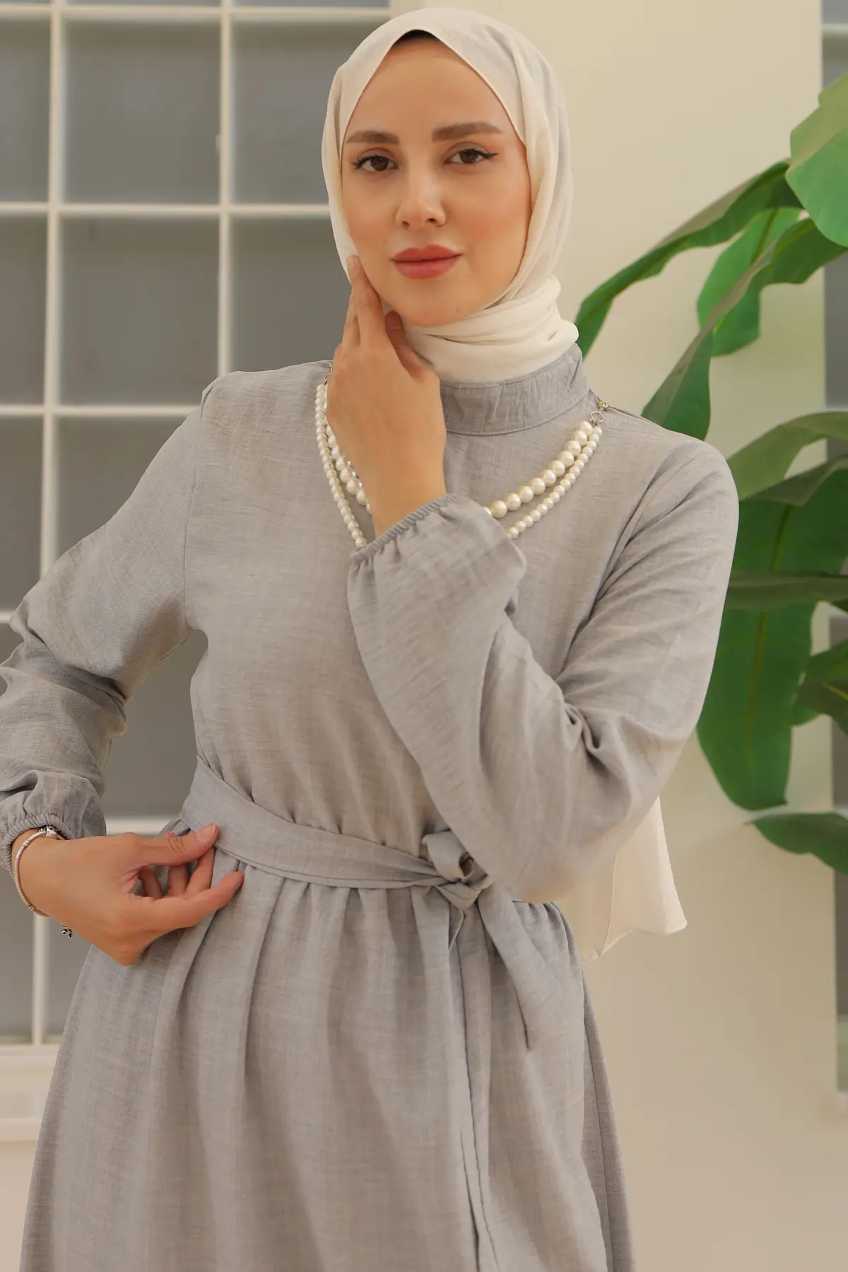 Linen Dress With Pearl Necklace-detail