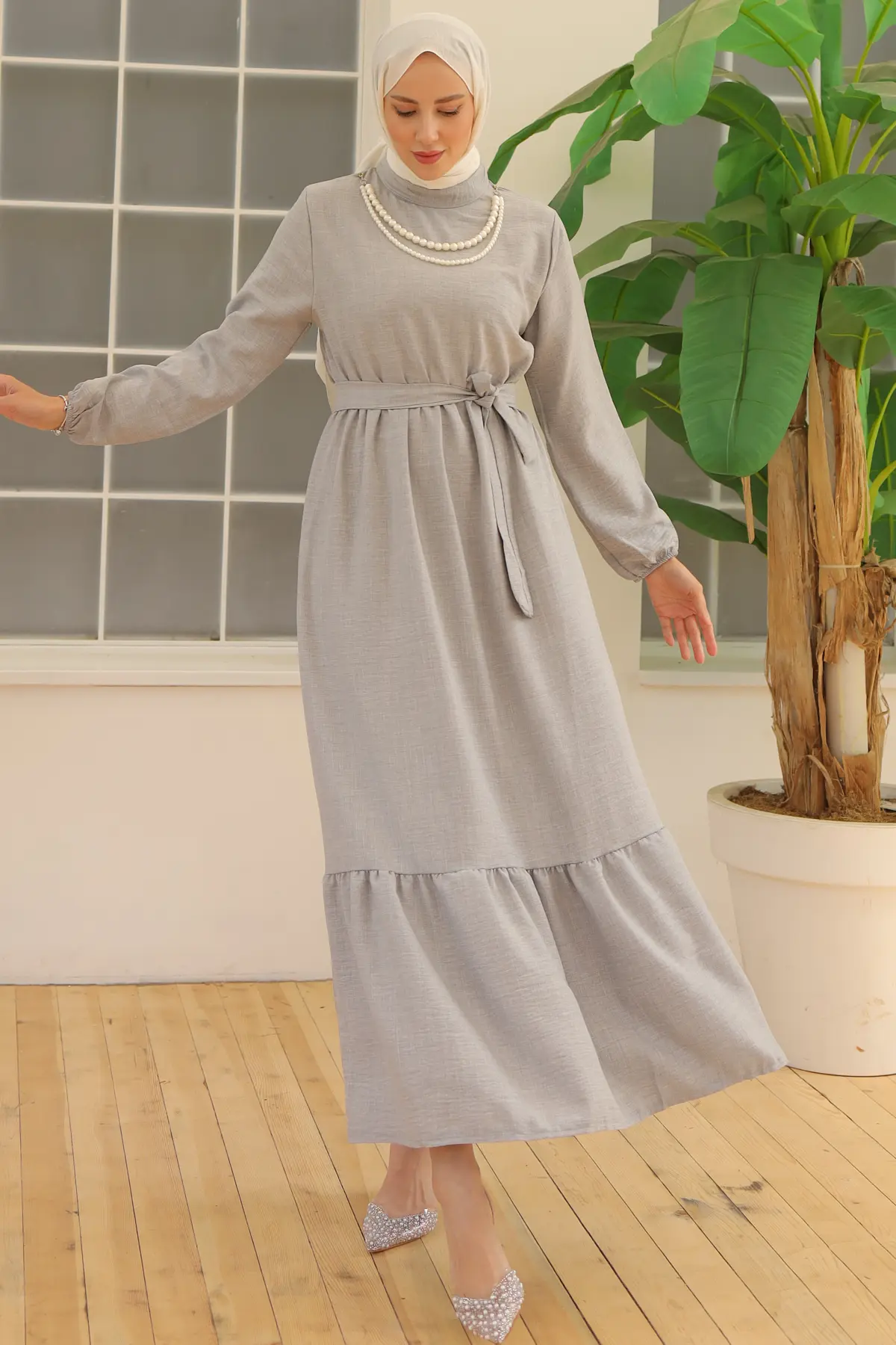 Linen Dress With Pearl Necklace-detail