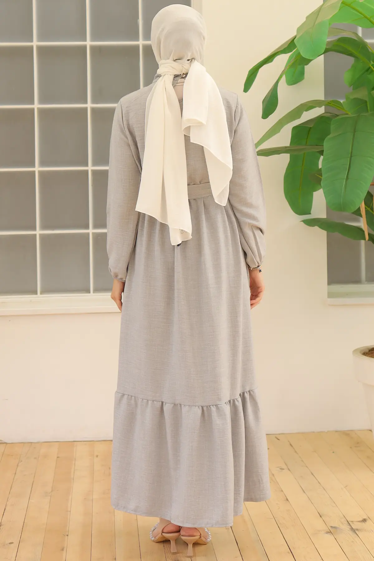 Linen Dress With Pearl Necklace-detail