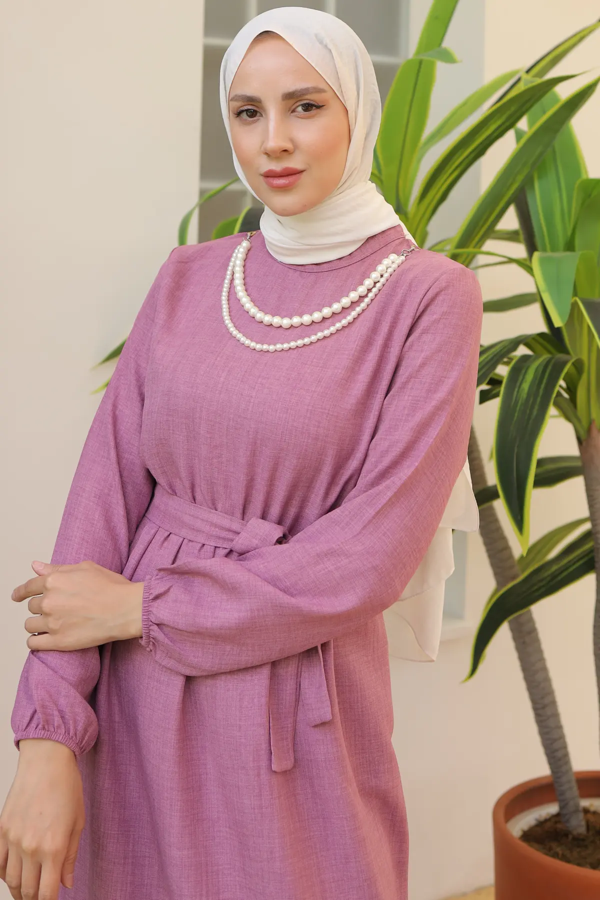 Linen Dress With Pearl Necklace-detail