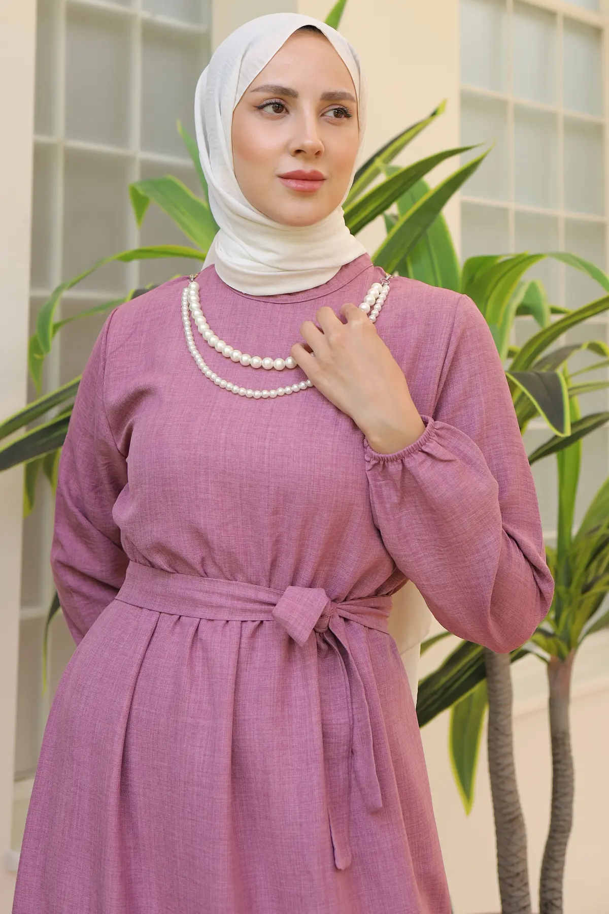 Linen Dress With Pearl Necklace-detail