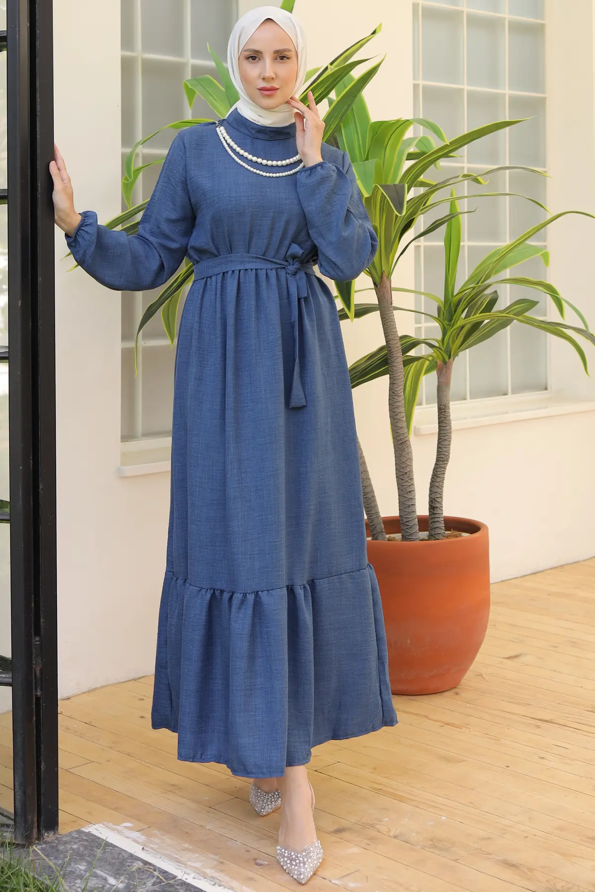 Linen Dress With Pearl Necklace-detail