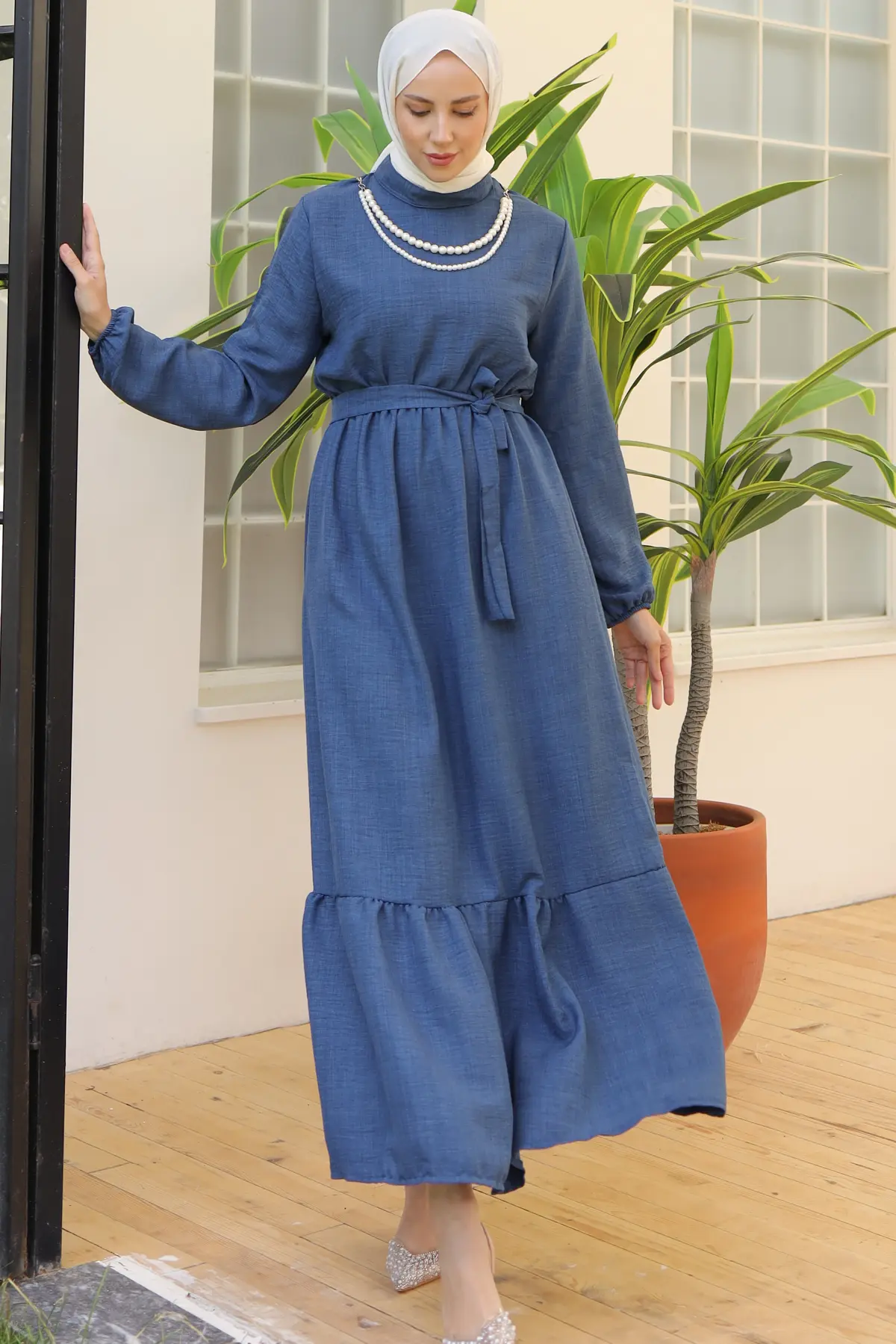 Linen Dress With Pearl Necklace-detail