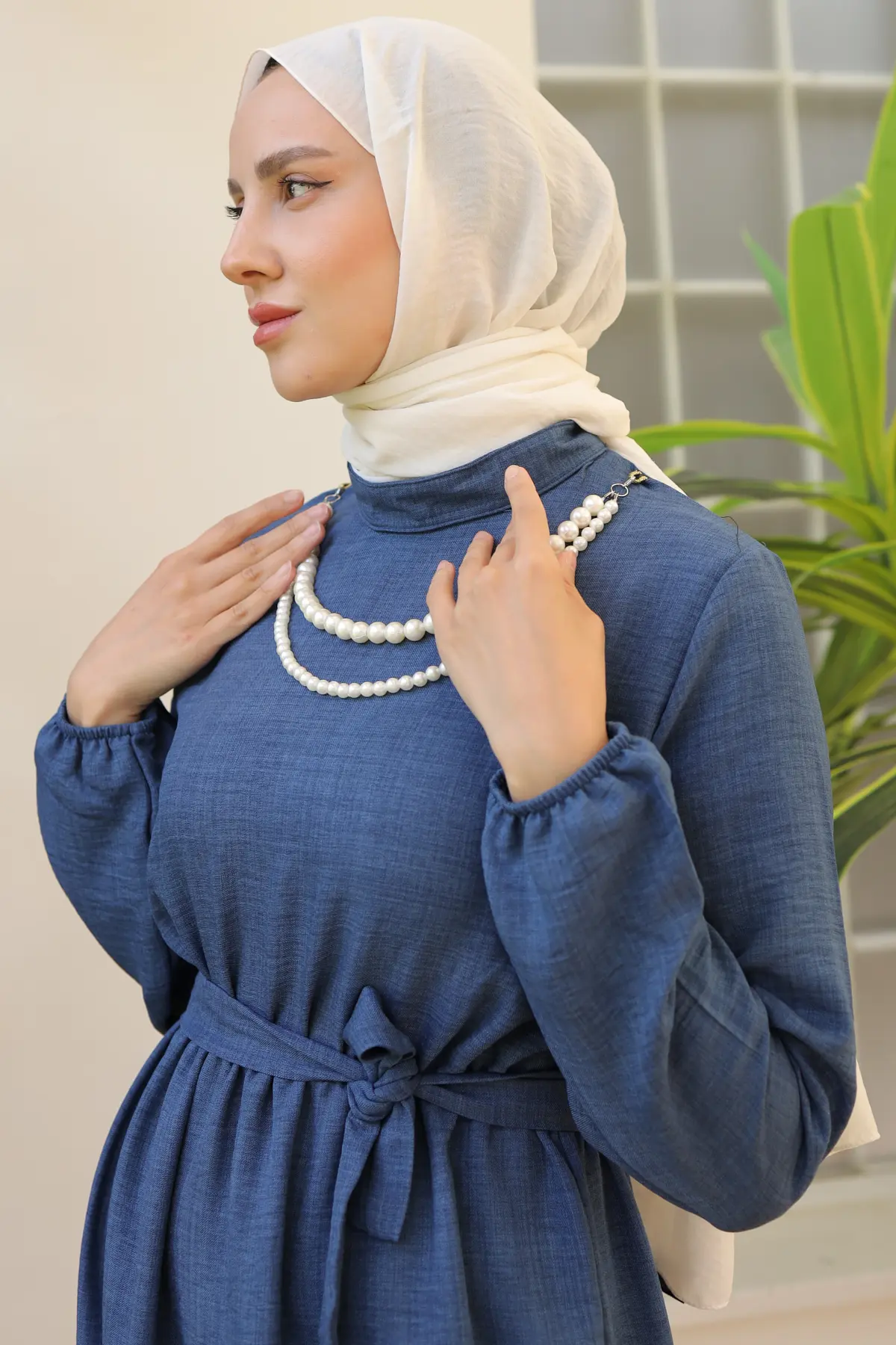 Linen Dress With Pearl Necklace-detail