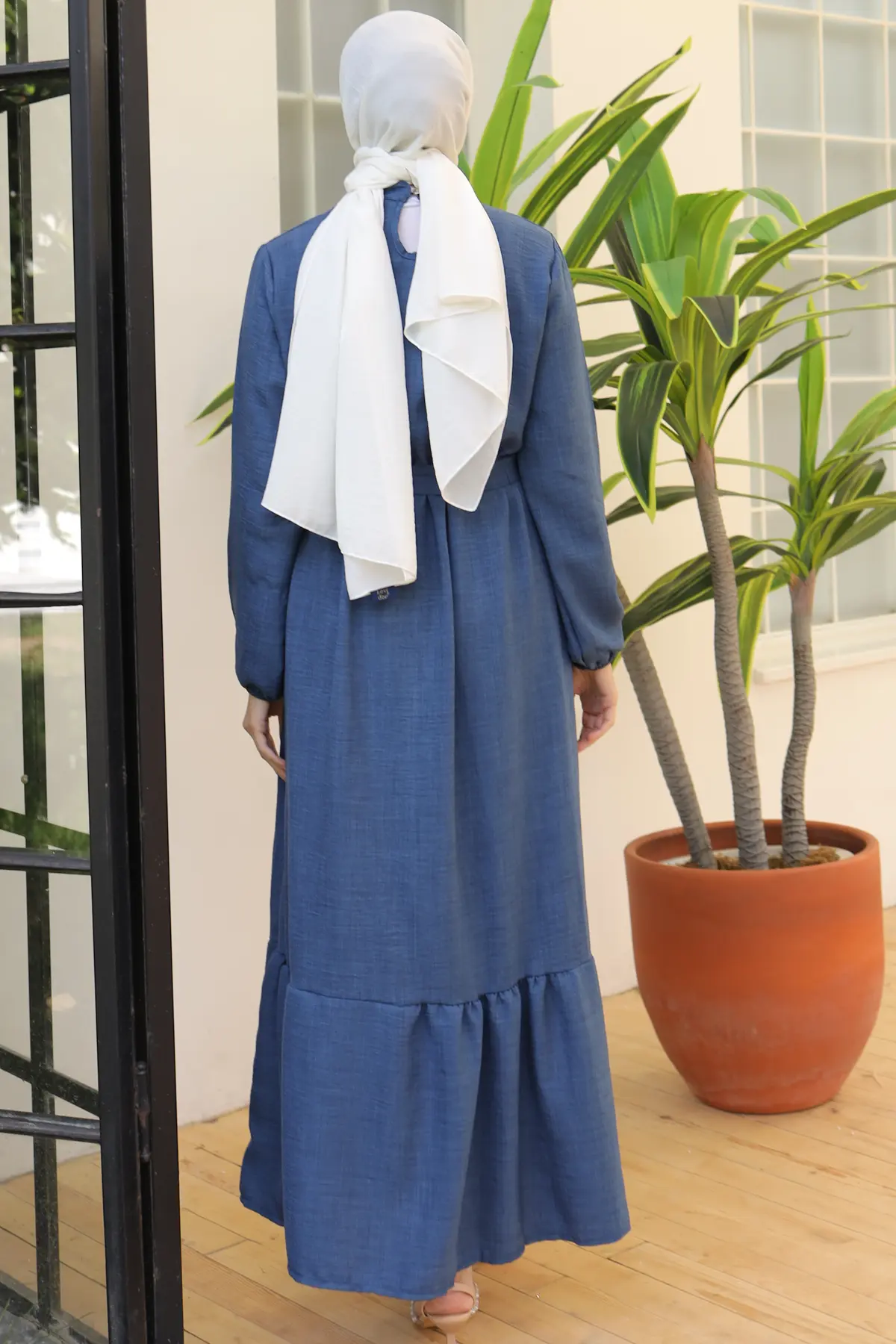 Linen Dress With Pearl Necklace-detail