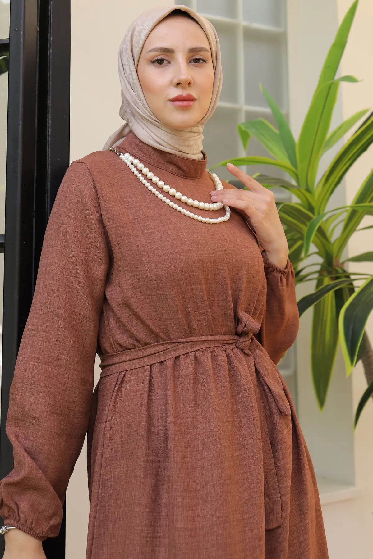 Linen Dress With Pearl Necklace-detail