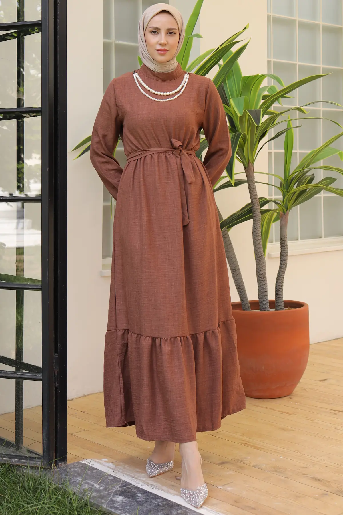 Linen Dress With Pearl Necklace-detail