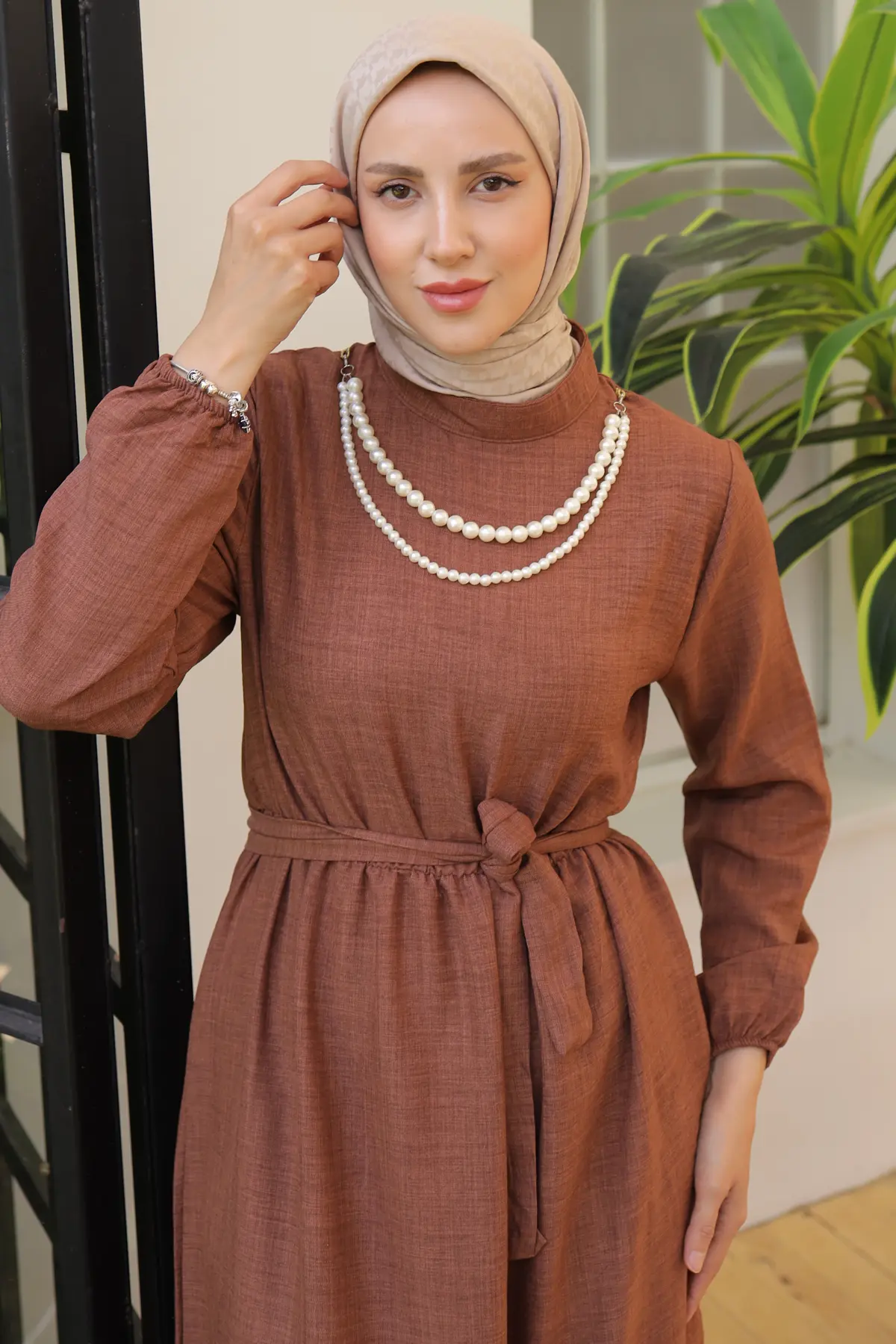 Linen Dress With Pearl Necklace-detail