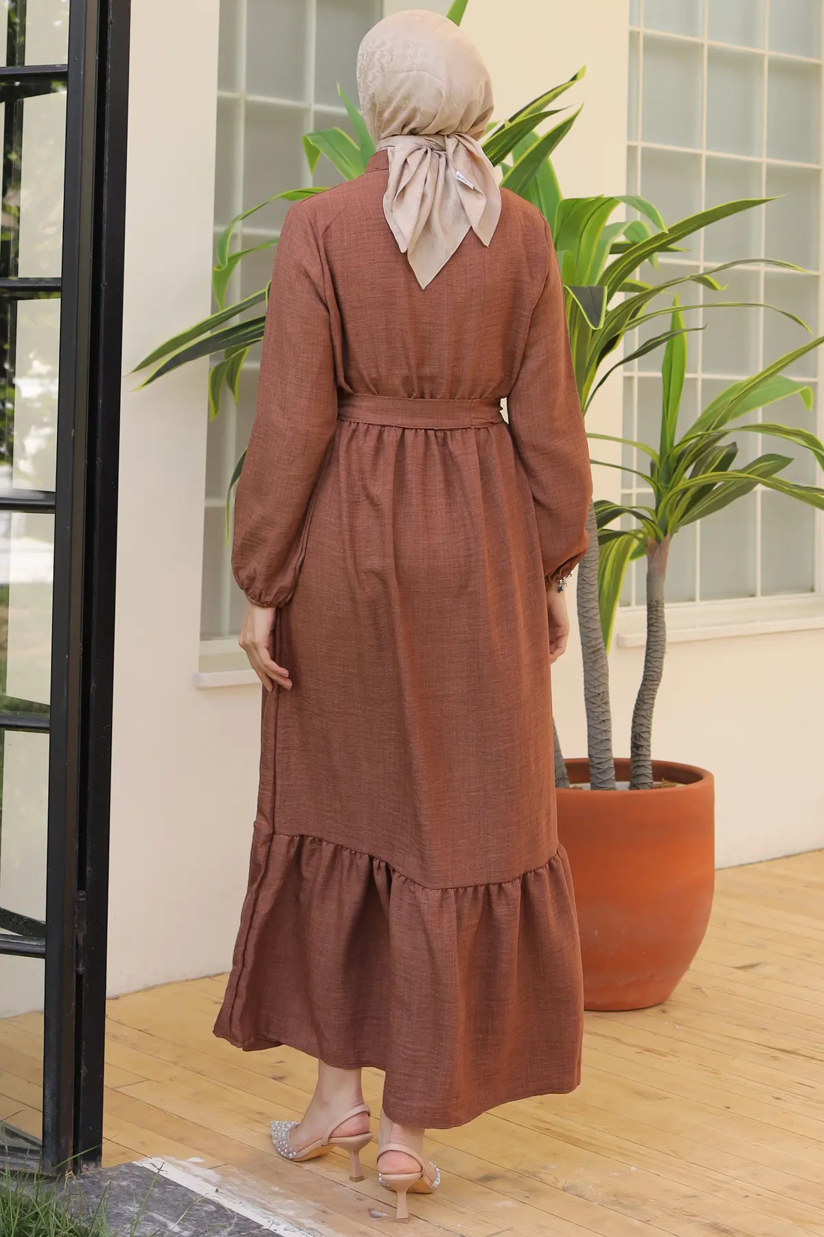 Linen Dress With Pearl Necklace-detail