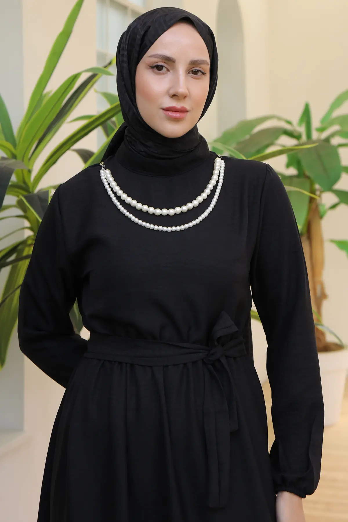 Linen Dress With Pearl Necklace-detail