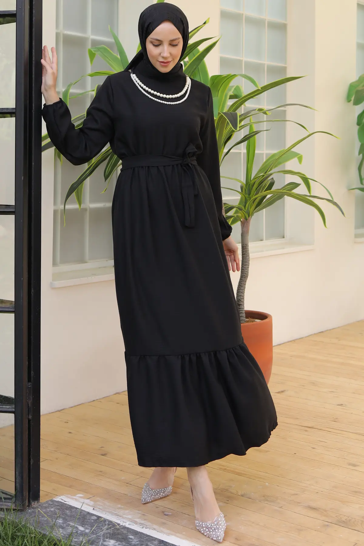 Linen Dress With Pearl Necklace-detail