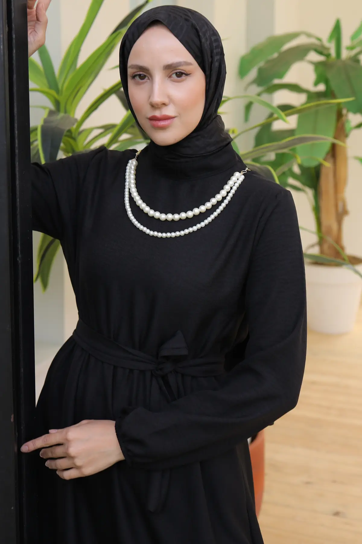 Linen Dress With Pearl Necklace-detail