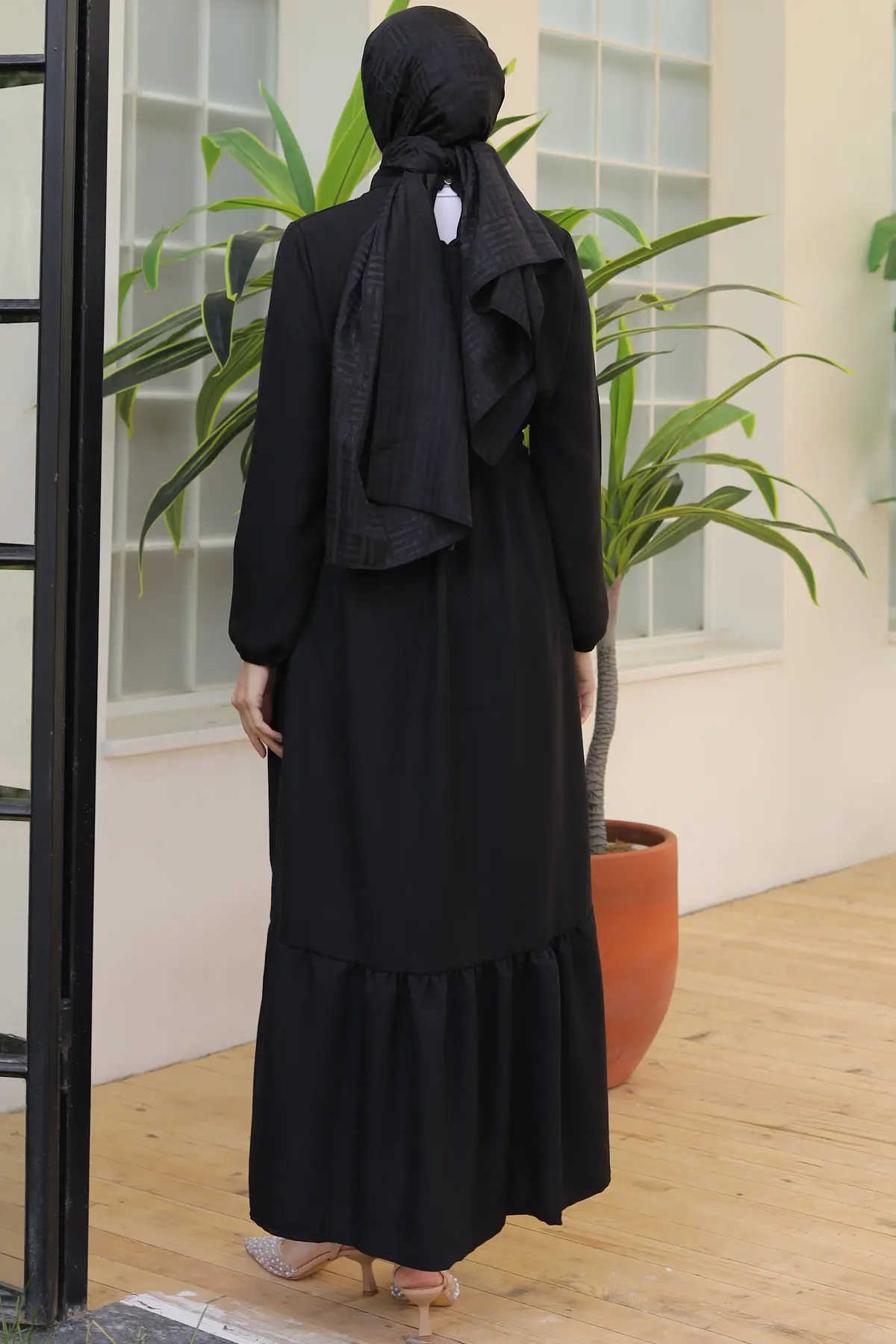 Linen Dress With Pearl Necklace-detail