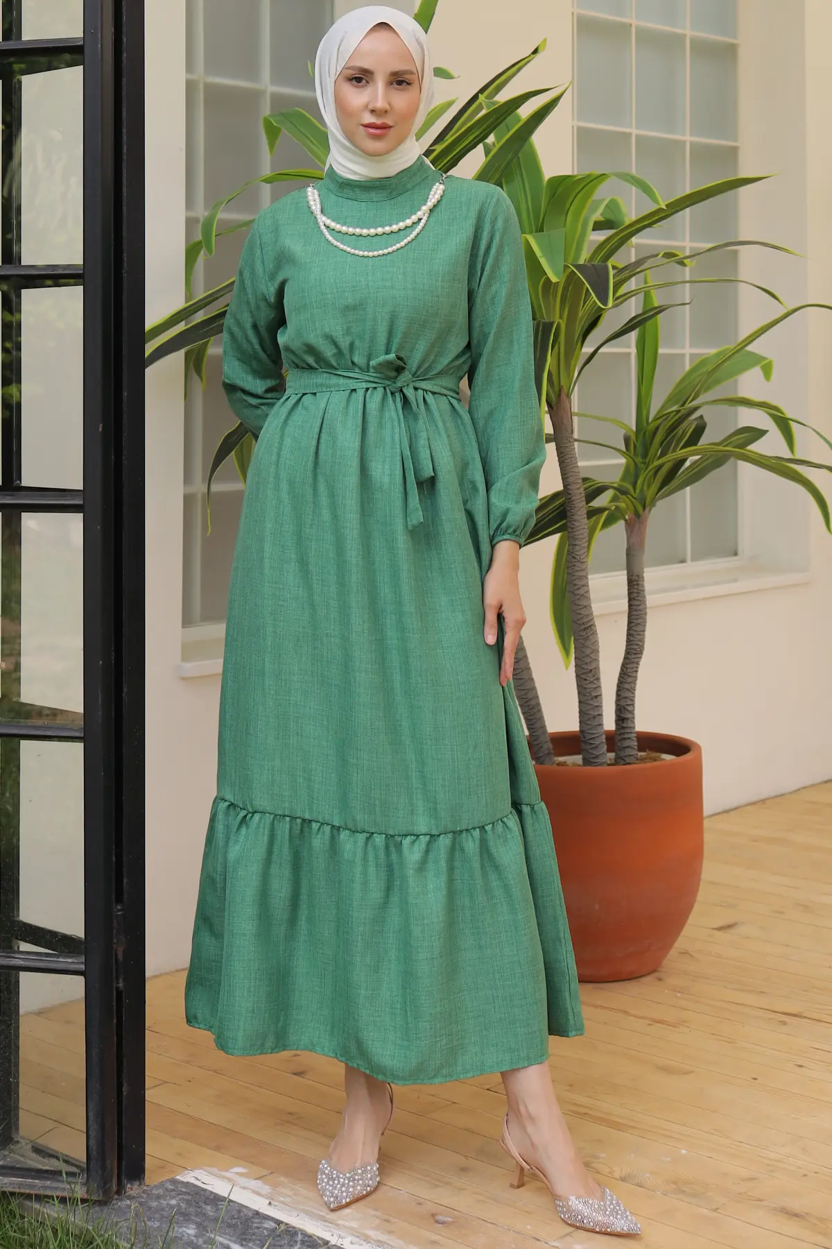 Linen Dress With Pearl Necklace-detail