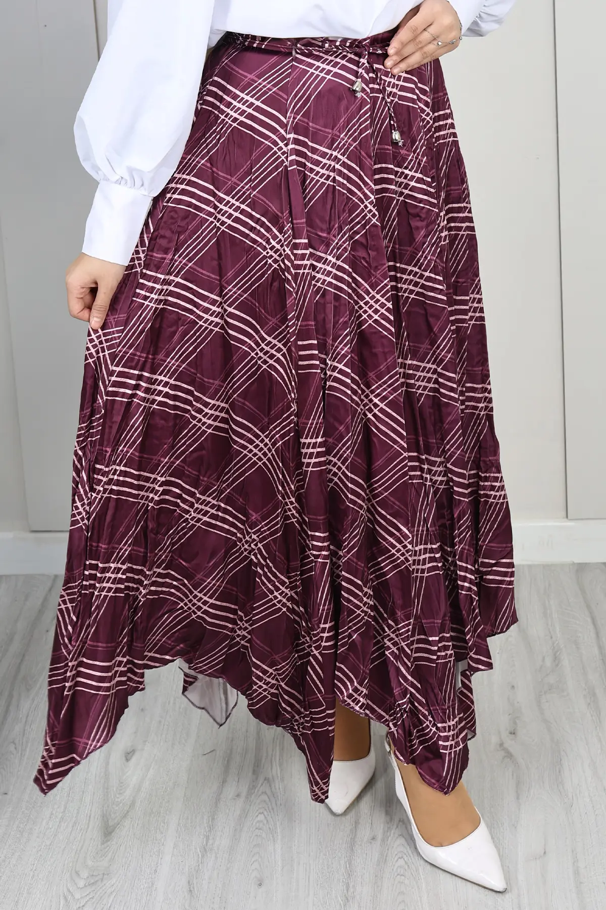 Plaid Asymmetric Skirt-detail