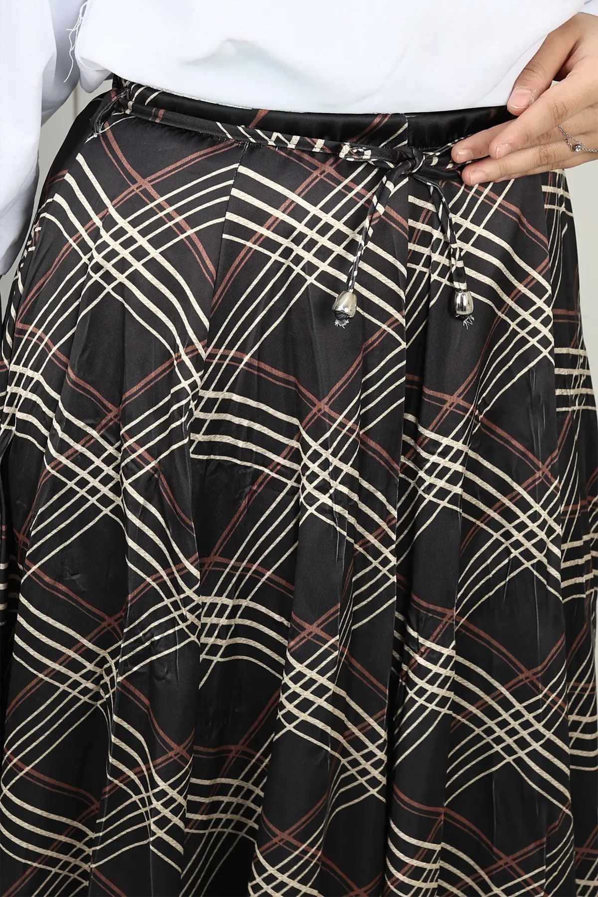 Plaid Asymmetric Skirt-detail