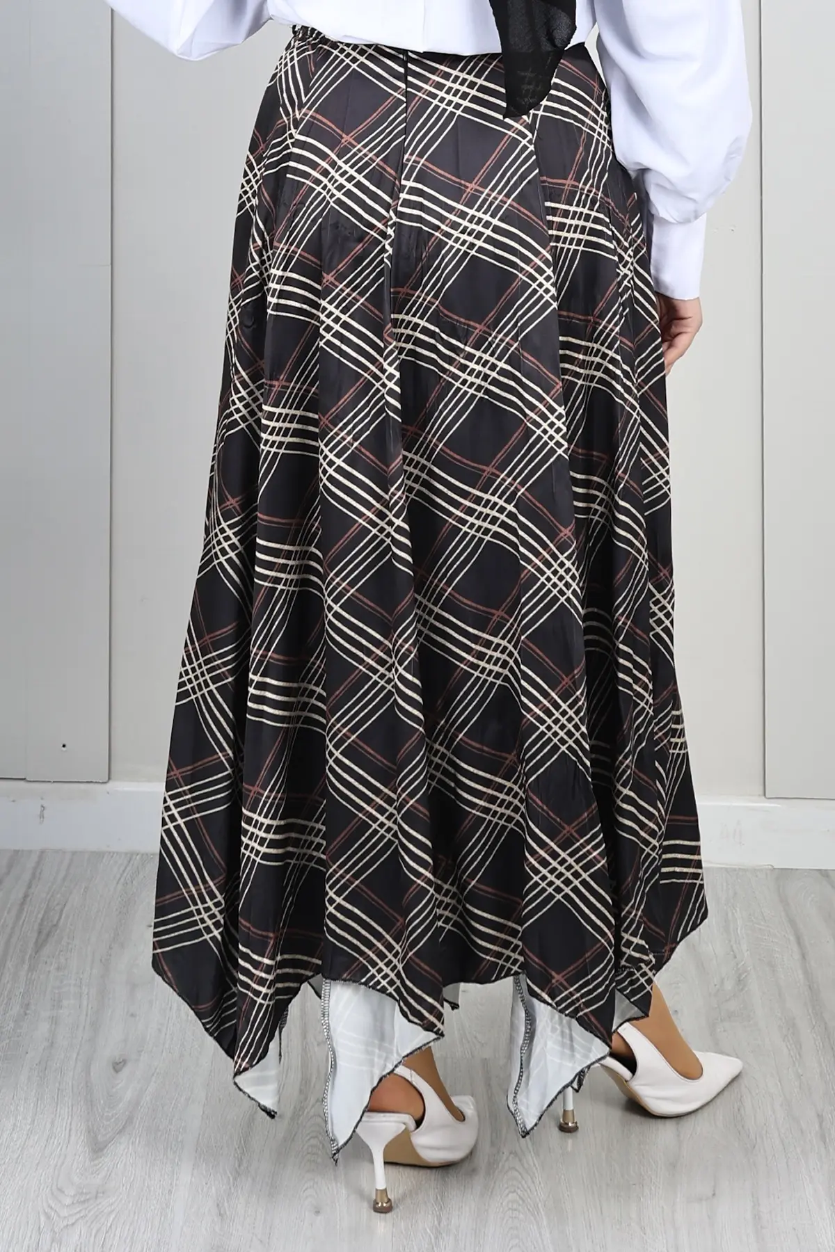 Plaid Asymmetric Skirt-detail