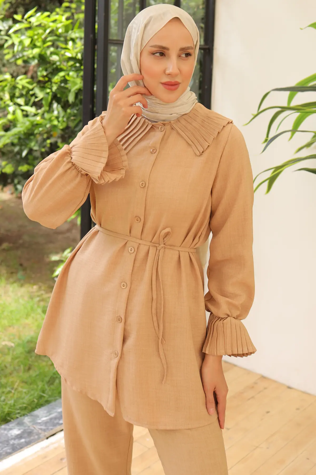Pleated Linen Suit With Pleated Collar And Sleeves-detail