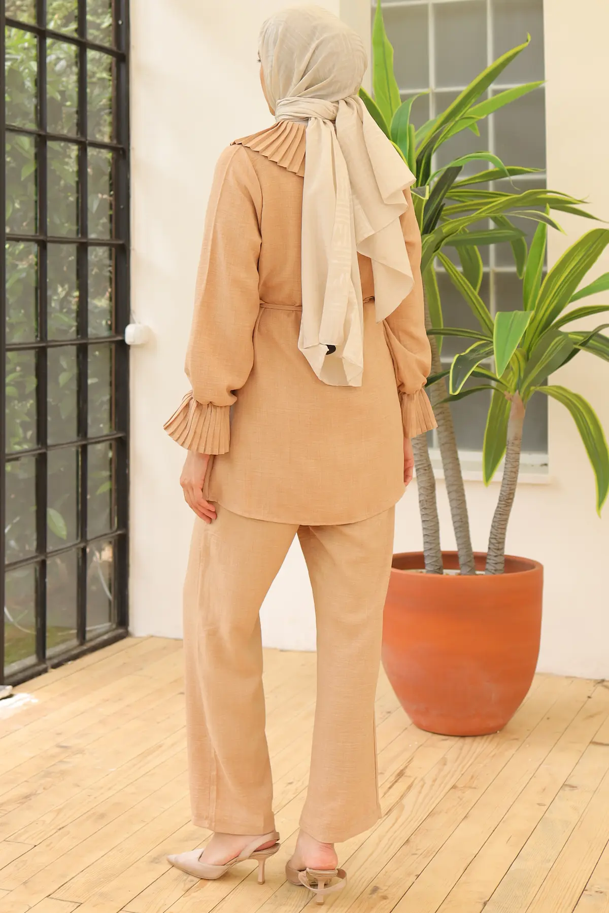 Pleated Linen Suit With Pleated Collar And Sleeves-detail