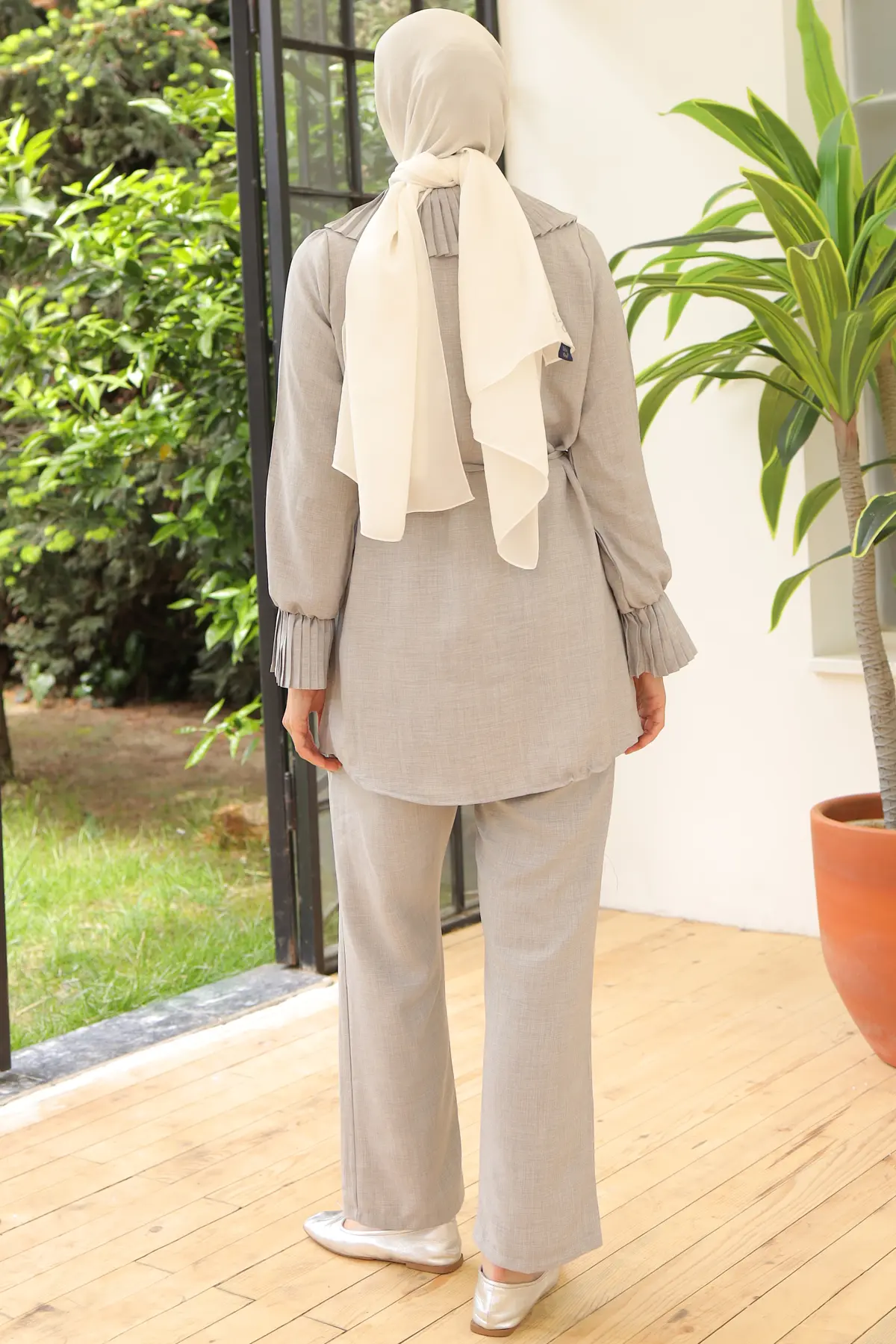 Pleated Linen Suit With Pleated Collar And Sleeves-detail