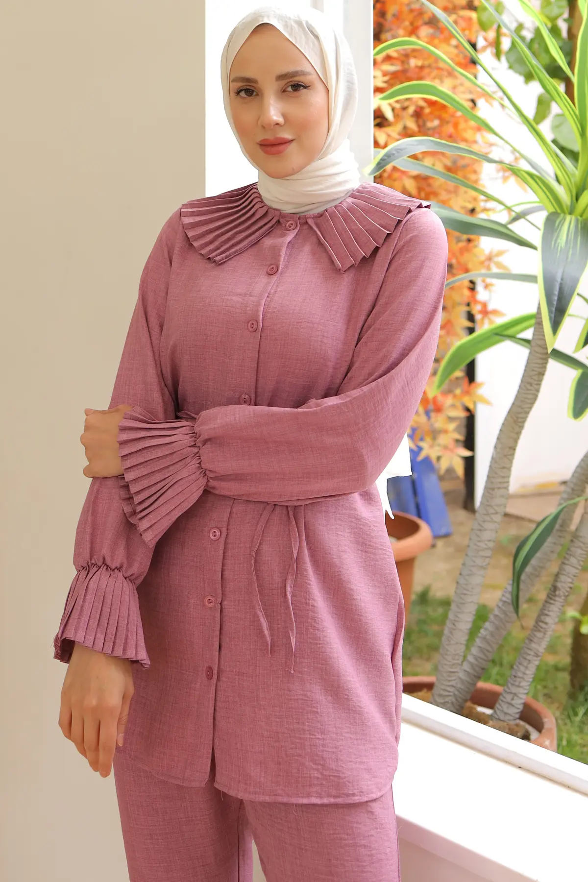 Pleated Linen Suit With Pleated Collar And Sleeves-detail