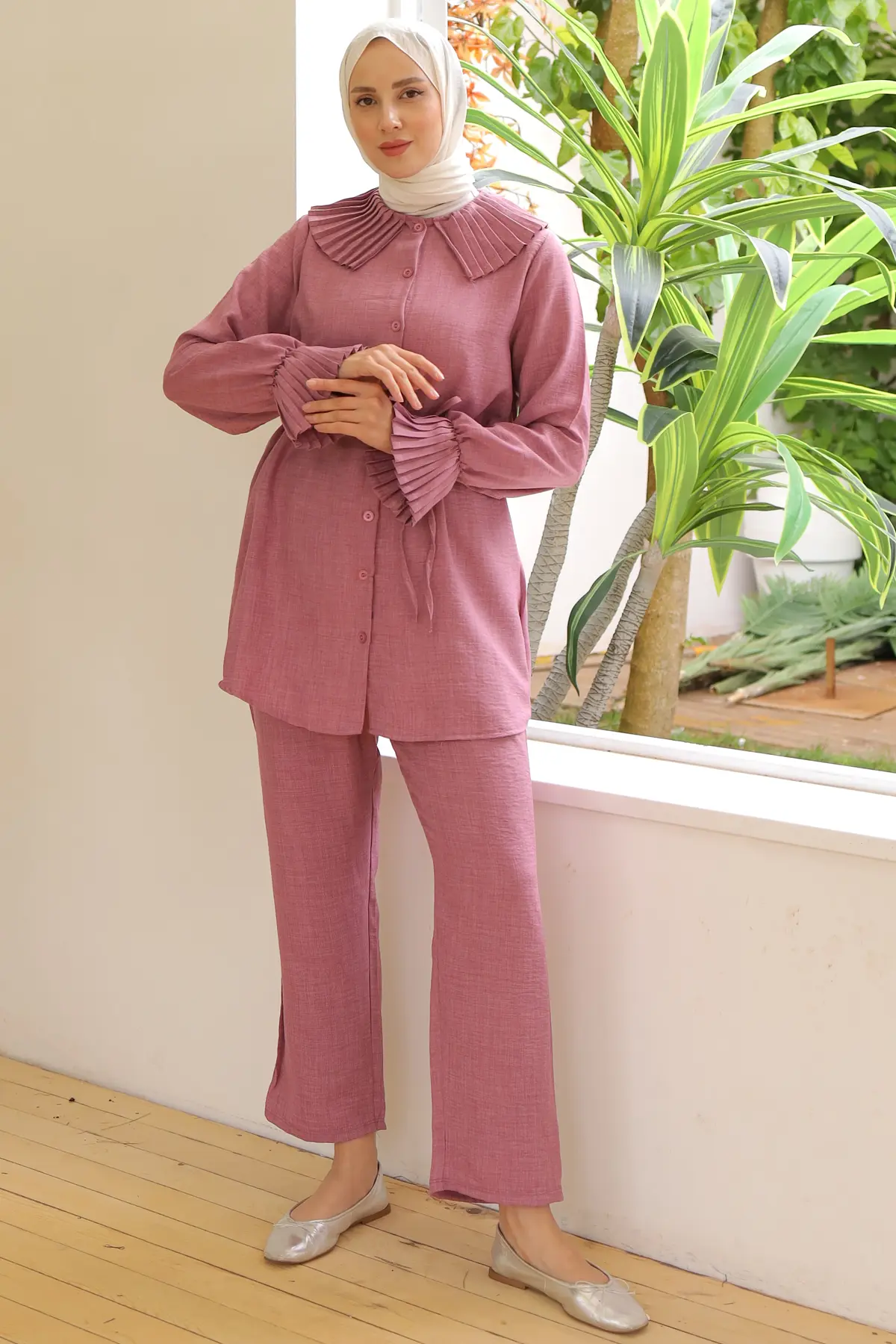 Pleated Linen Suit With Pleated Collar And Sleeves-detail