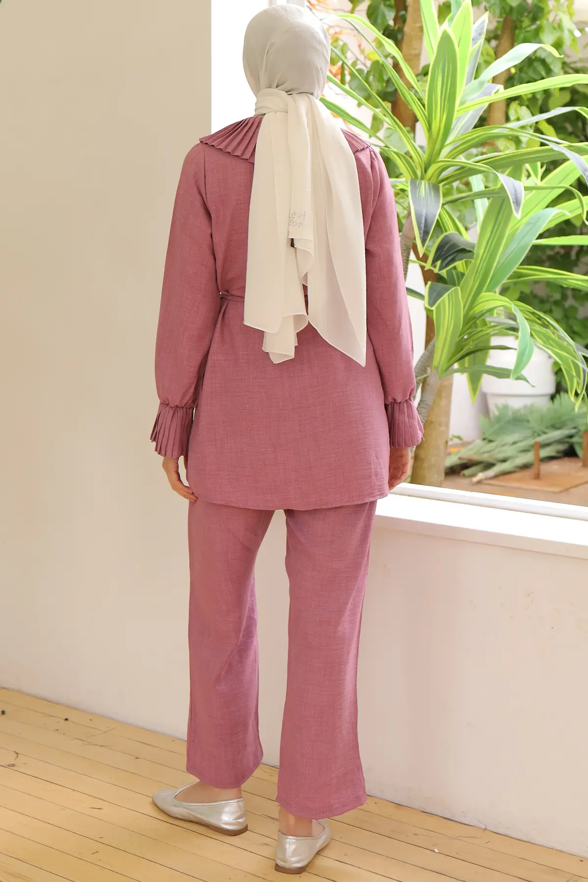 Pleated Linen Suit With Pleated Collar And Sleeves-detail