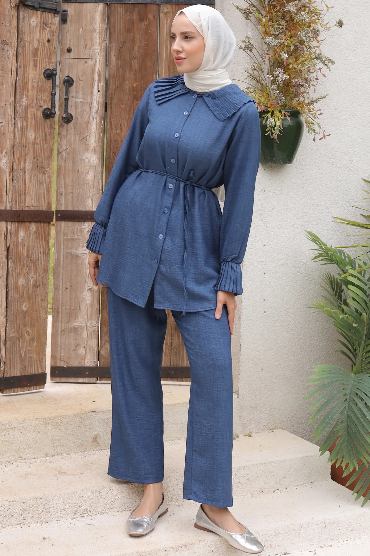 Pleated Linen Suit With Pleated Collar And Sleeves-detail