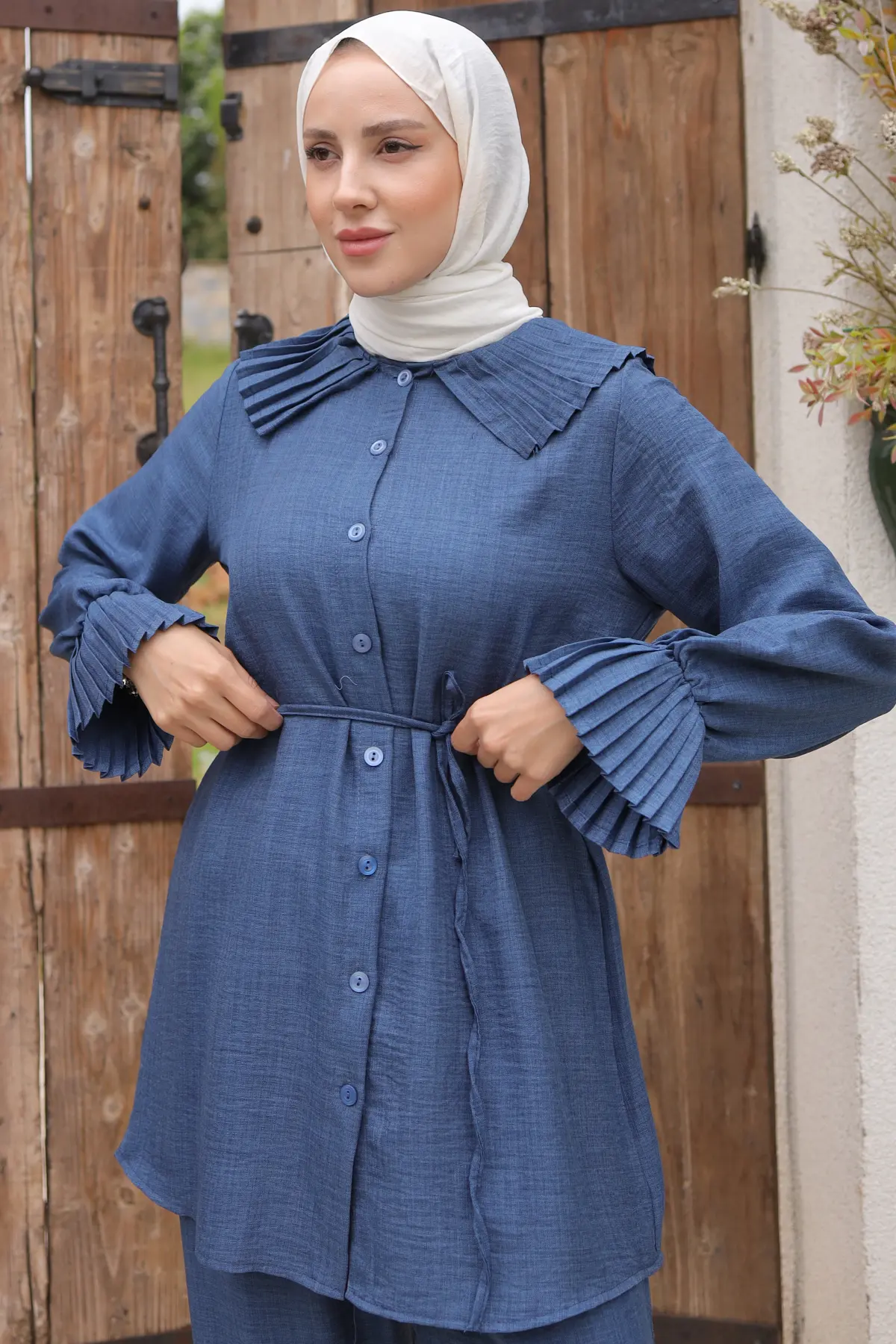 Pleated Linen Suit With Pleated Collar And Sleeves-detail