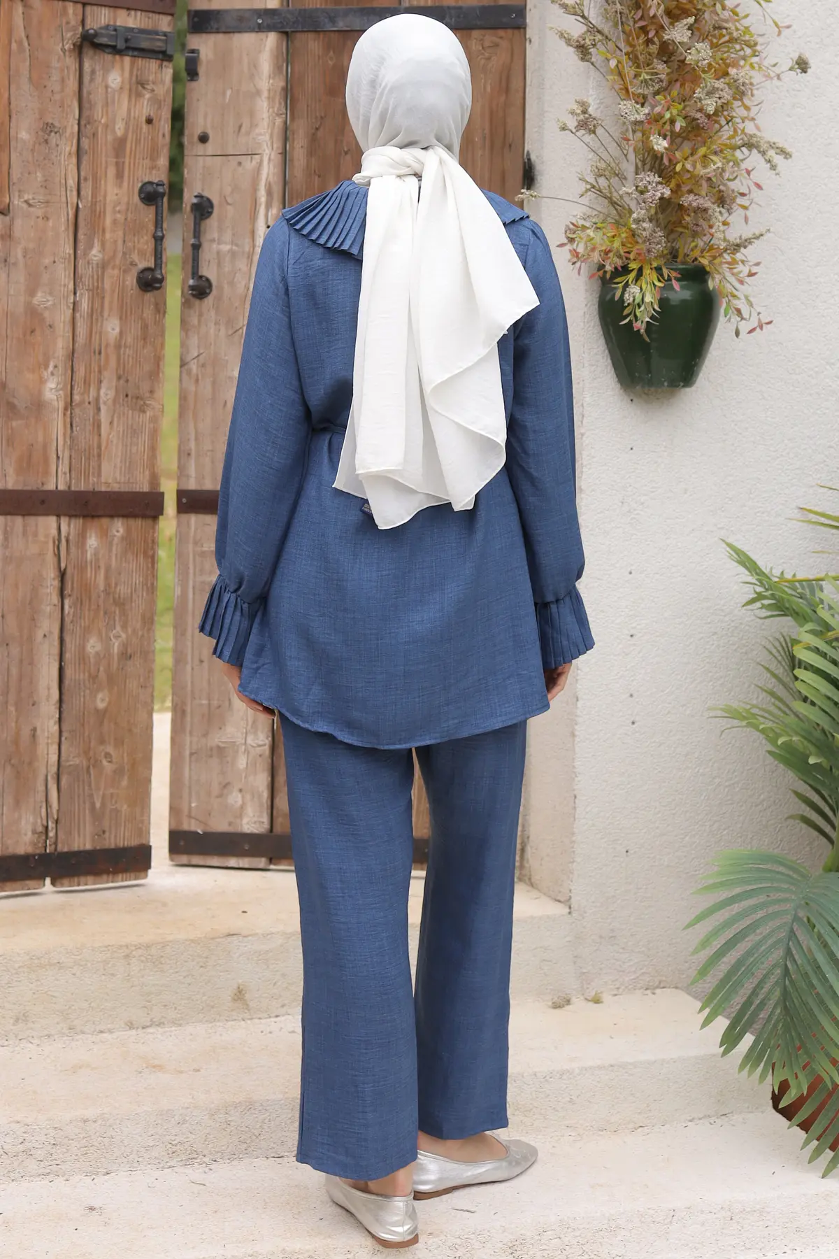 Pleated Linen Suit With Pleated Collar And Sleeves-detail