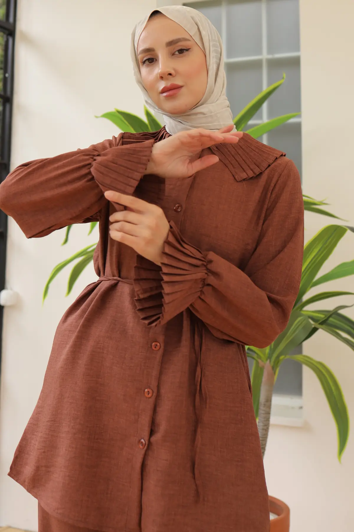 Pleated Linen Suit With Pleated Collar And Sleeves-detail