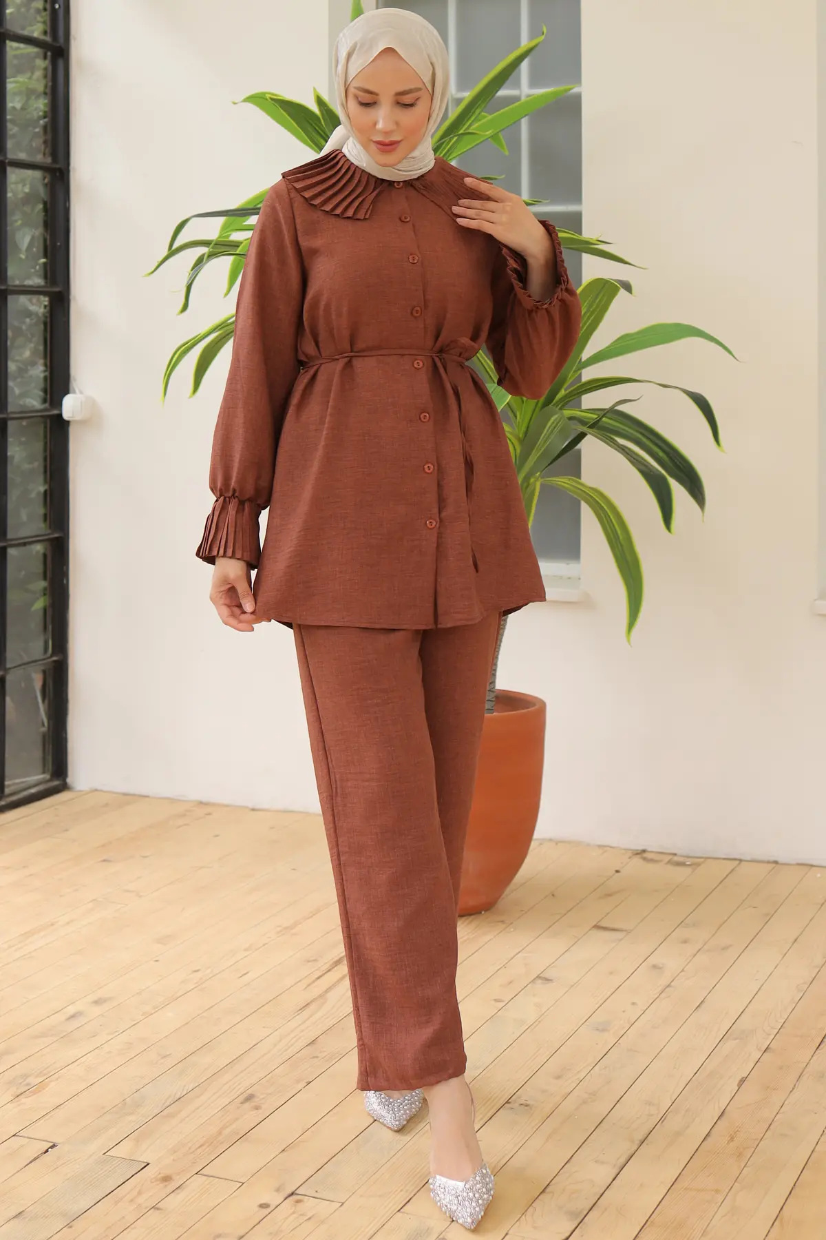 Pleated Linen Suit With Pleated Collar And Sleeves-detail