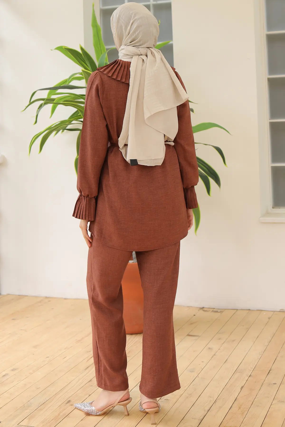 Pleated Linen Suit With Pleated Collar And Sleeves-detail