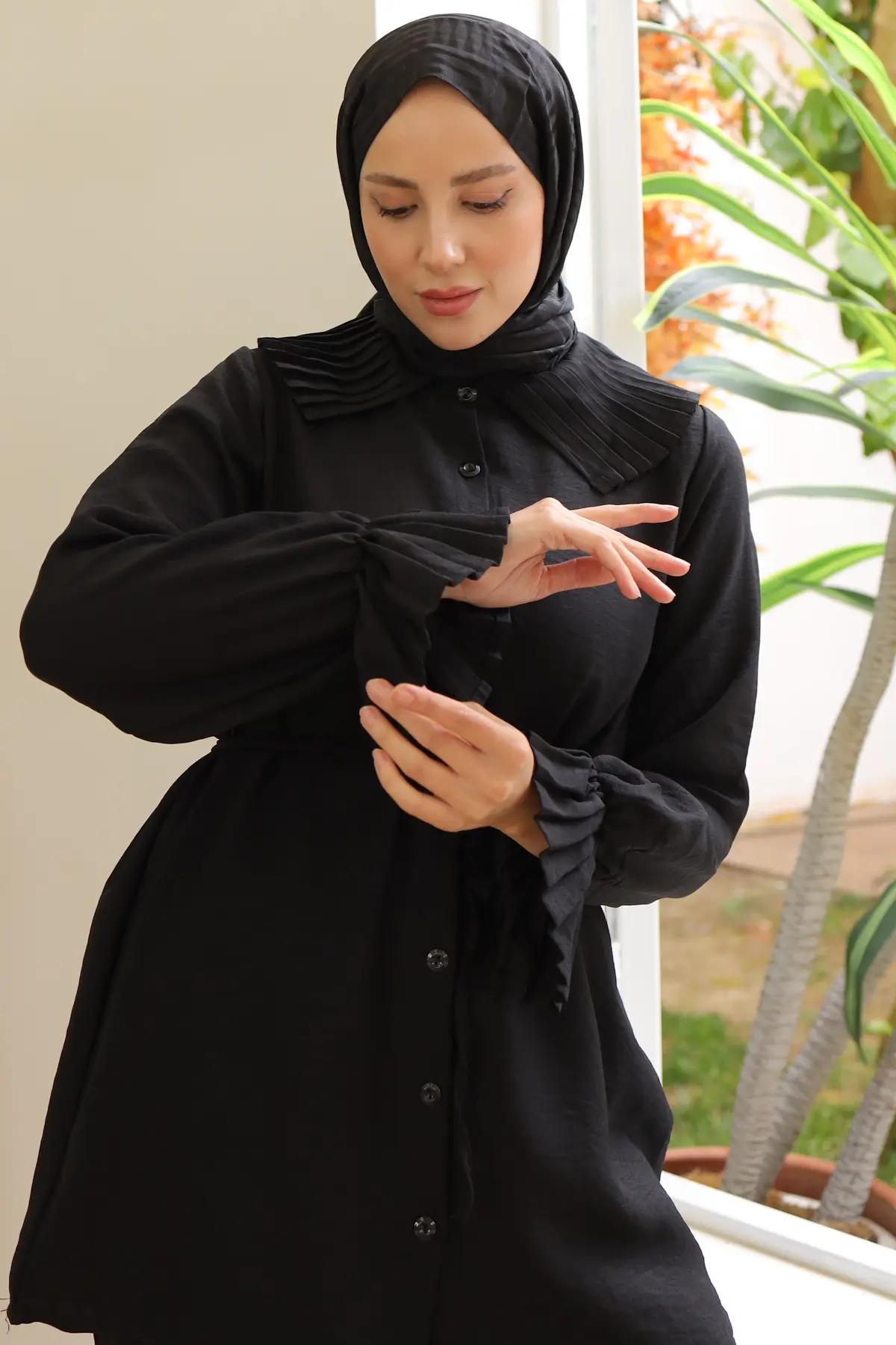 Pleated Linen Suit With Pleated Collar And Sleeves-detail