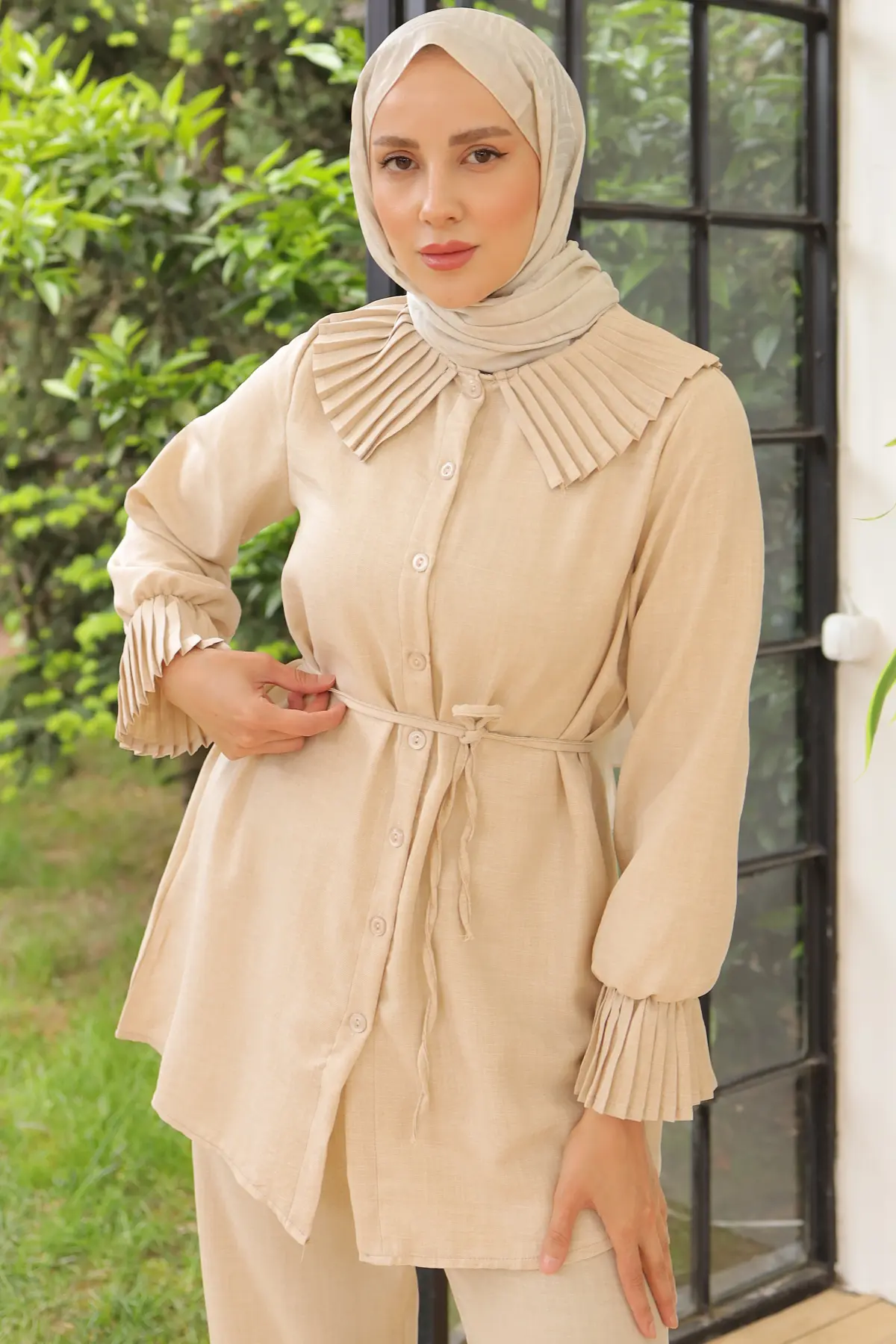 Pleated Linen Suit With Pleated Collar And Sleeves-detail