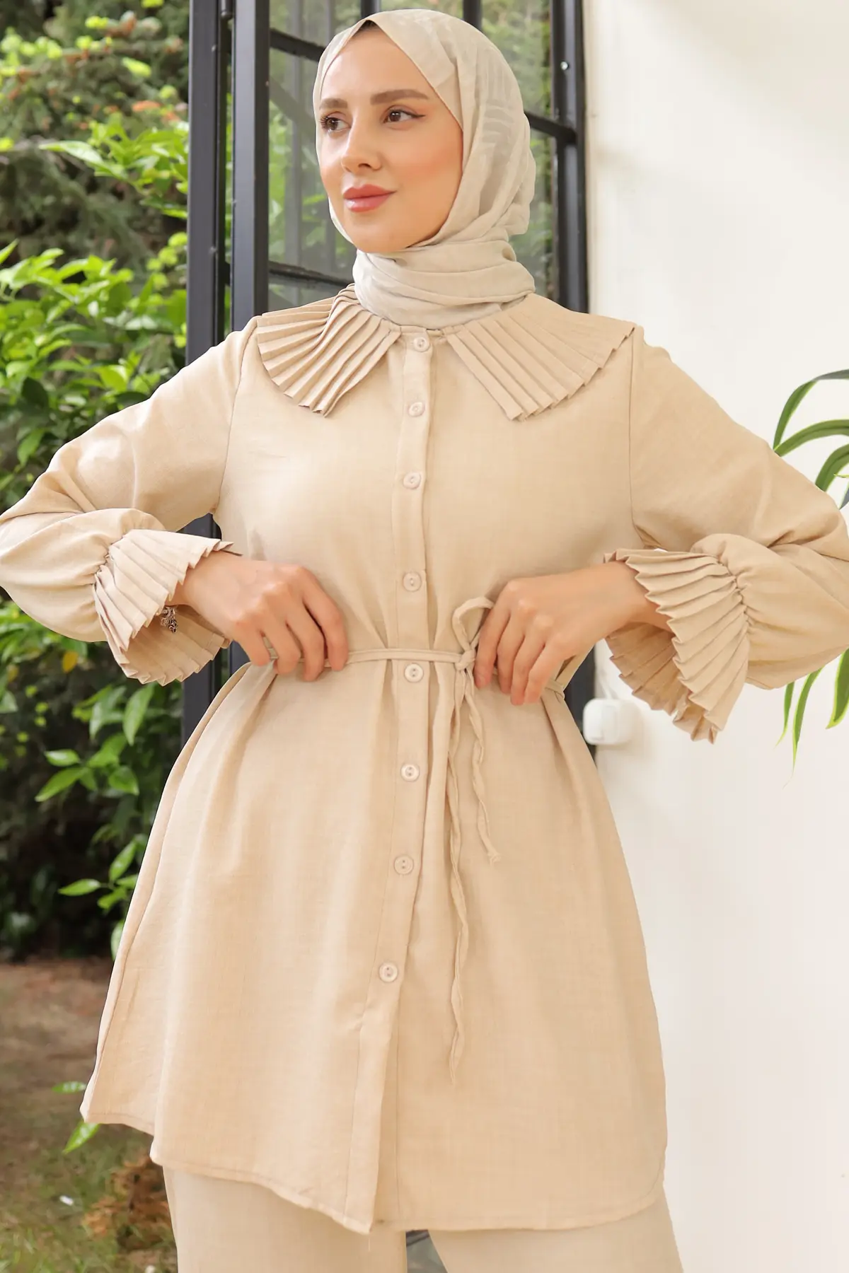 Pleated Linen Suit With Pleated Collar And Sleeves-detail