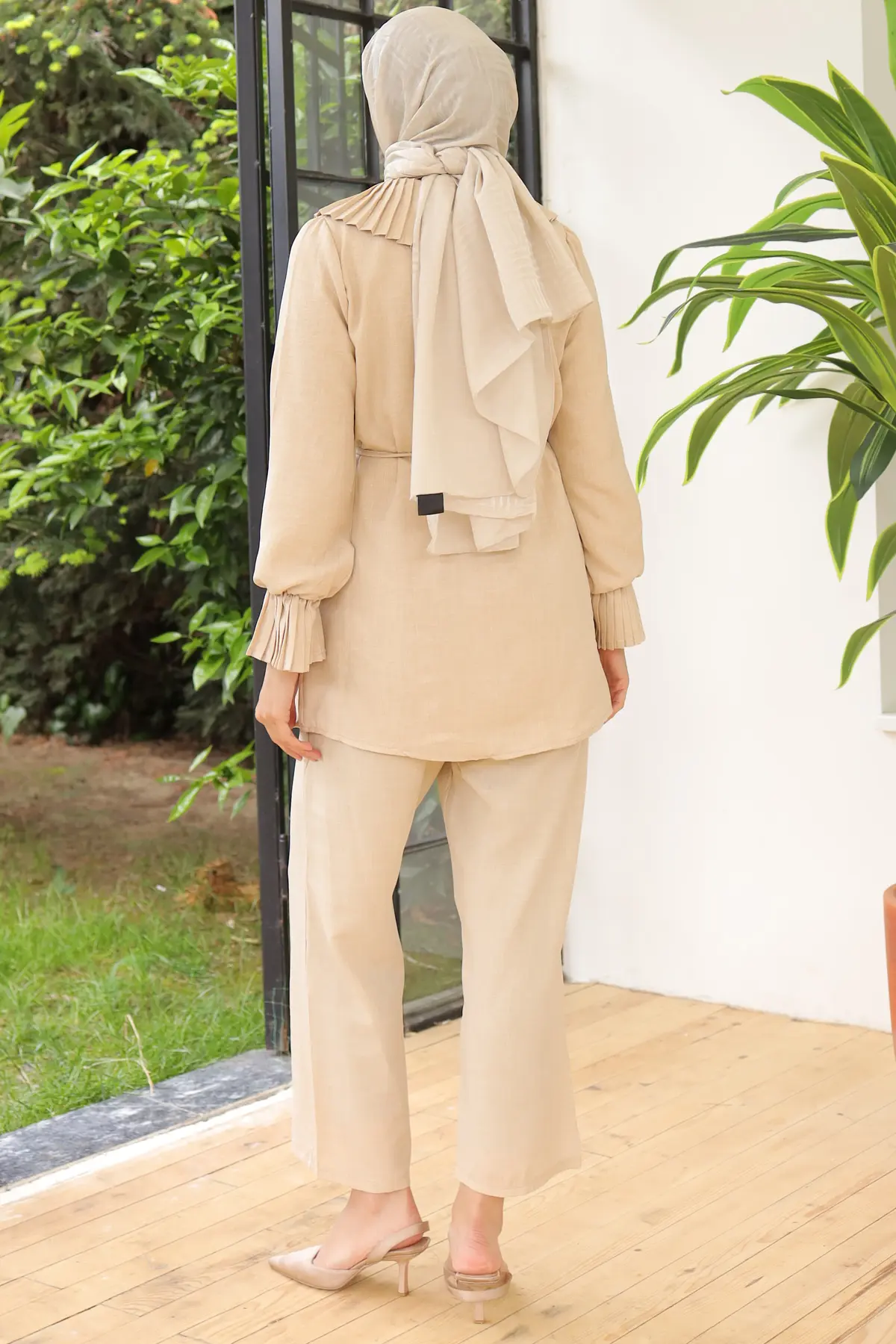Pleated Linen Suit With Pleated Collar And Sleeves-detail