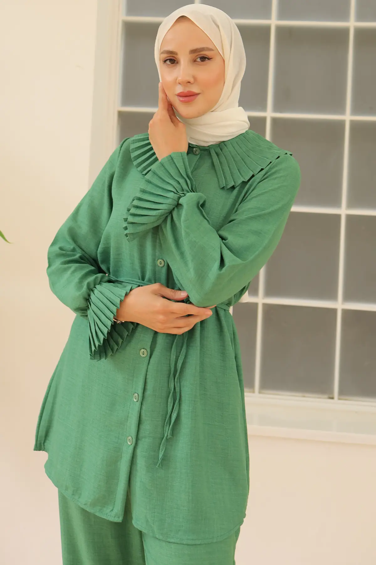 Pleated Linen Suit With Pleated Collar And Sleeves-detail