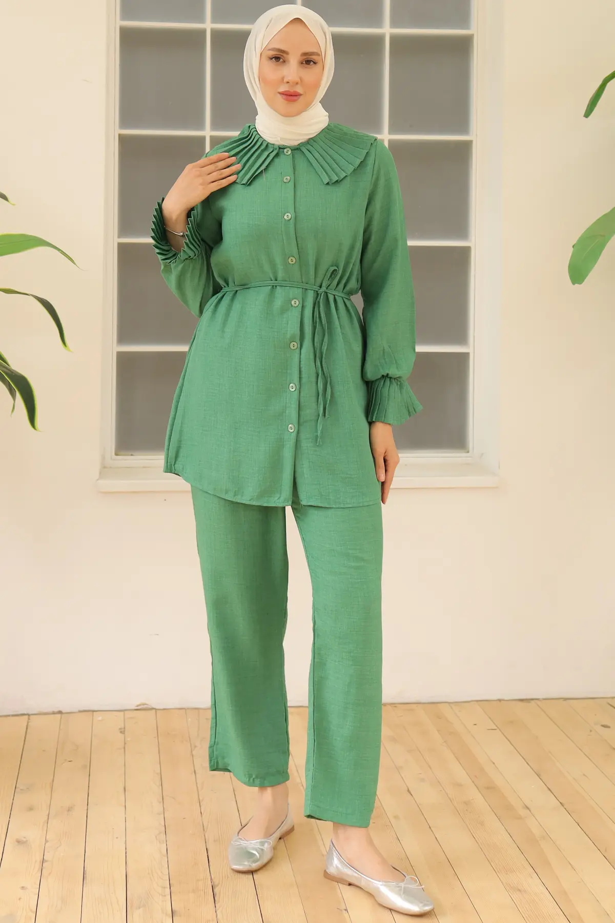 Pleated Linen Suit With Pleated Collar And Sleeves-detail