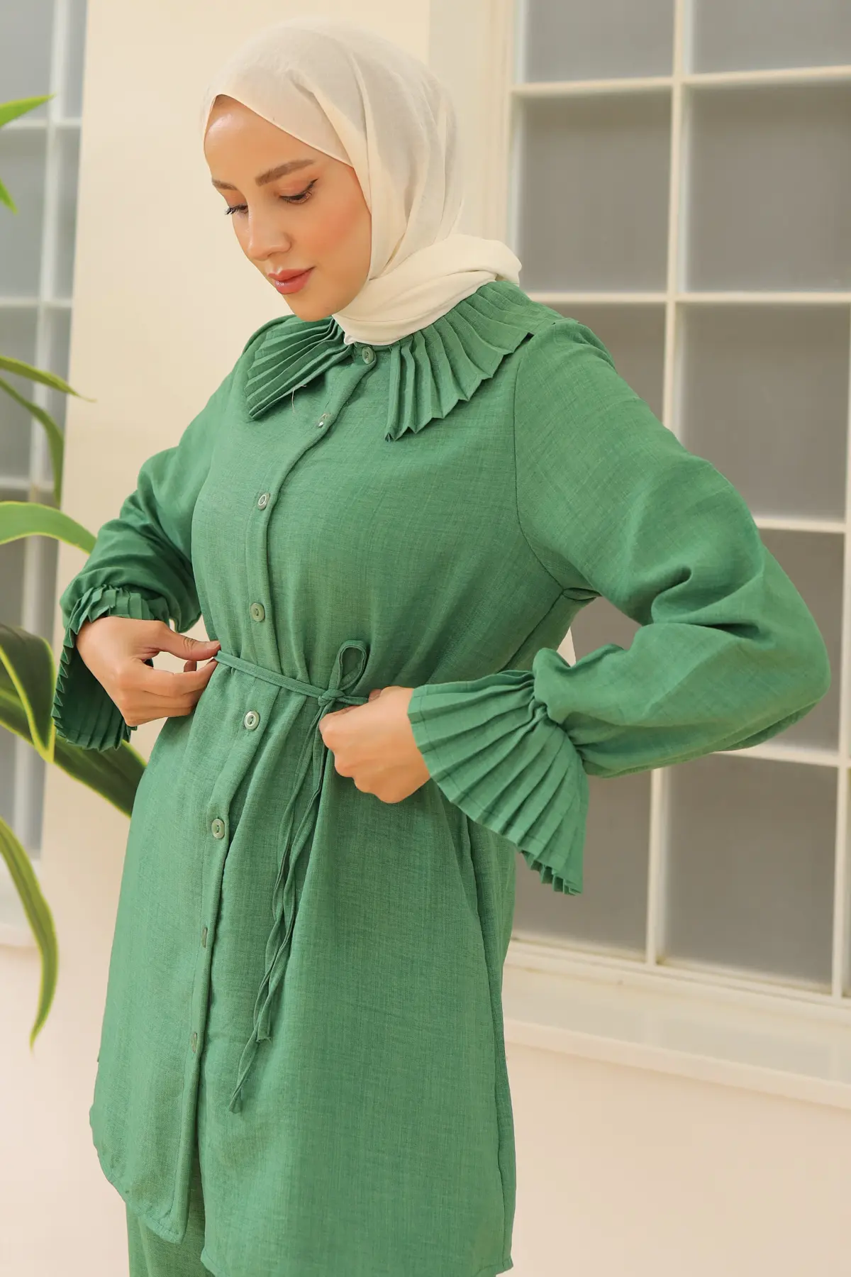 Pleated Linen Suit With Pleated Collar And Sleeves-detail
