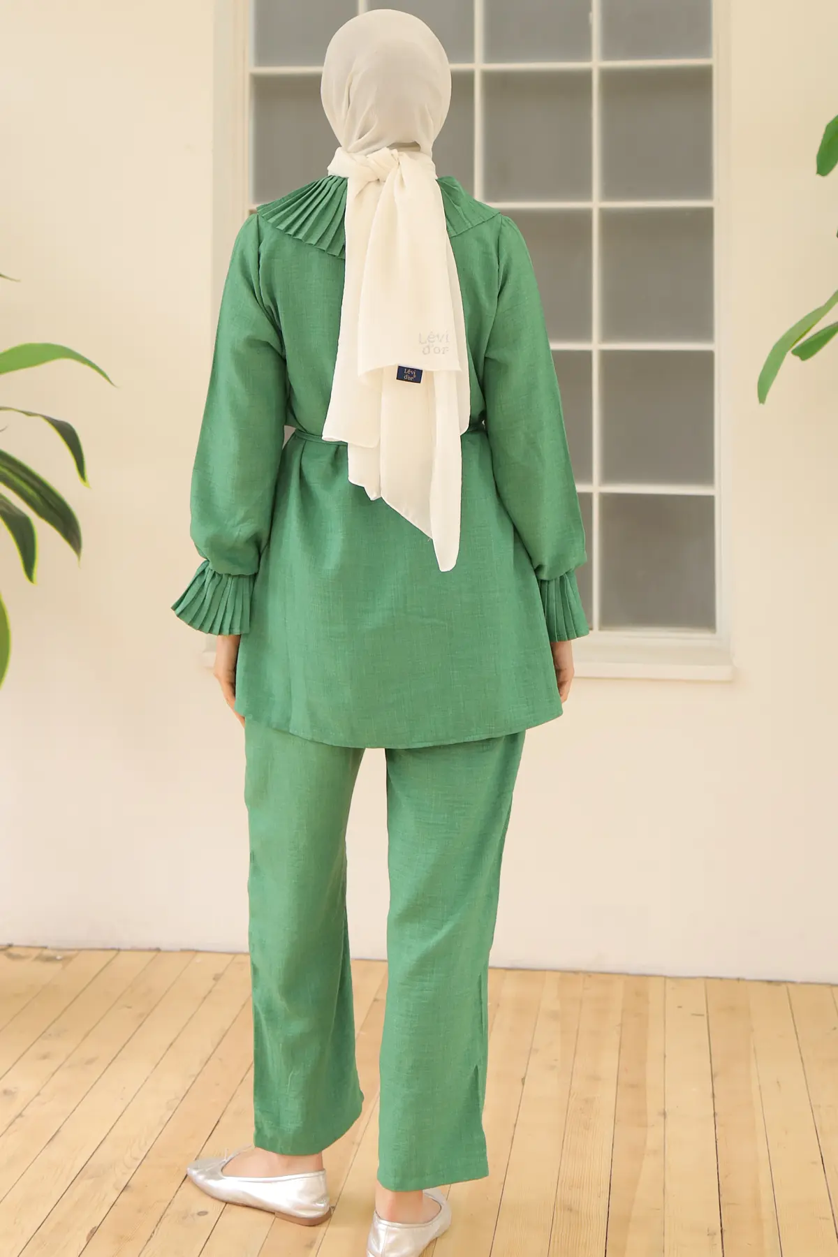Pleated Linen Suit With Pleated Collar And Sleeves-detail