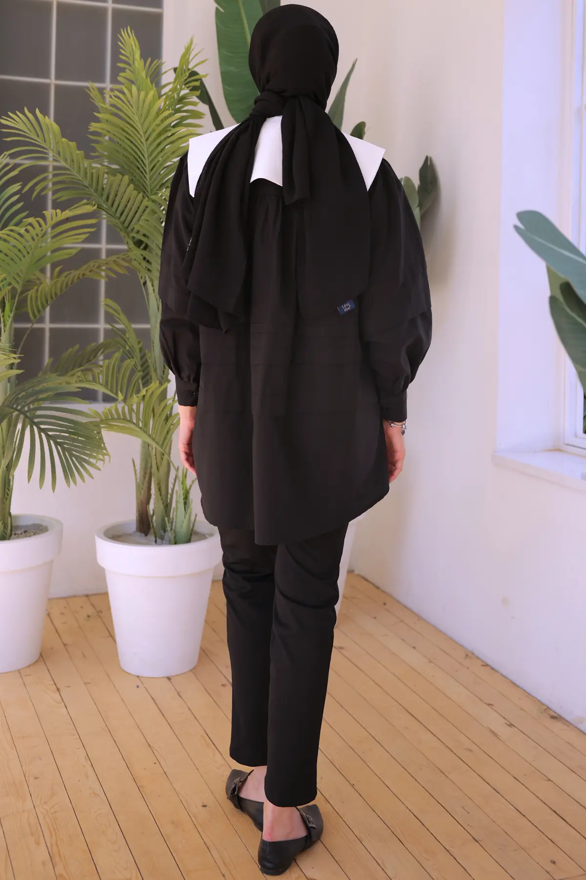 Pointed Collar Shirt-detail