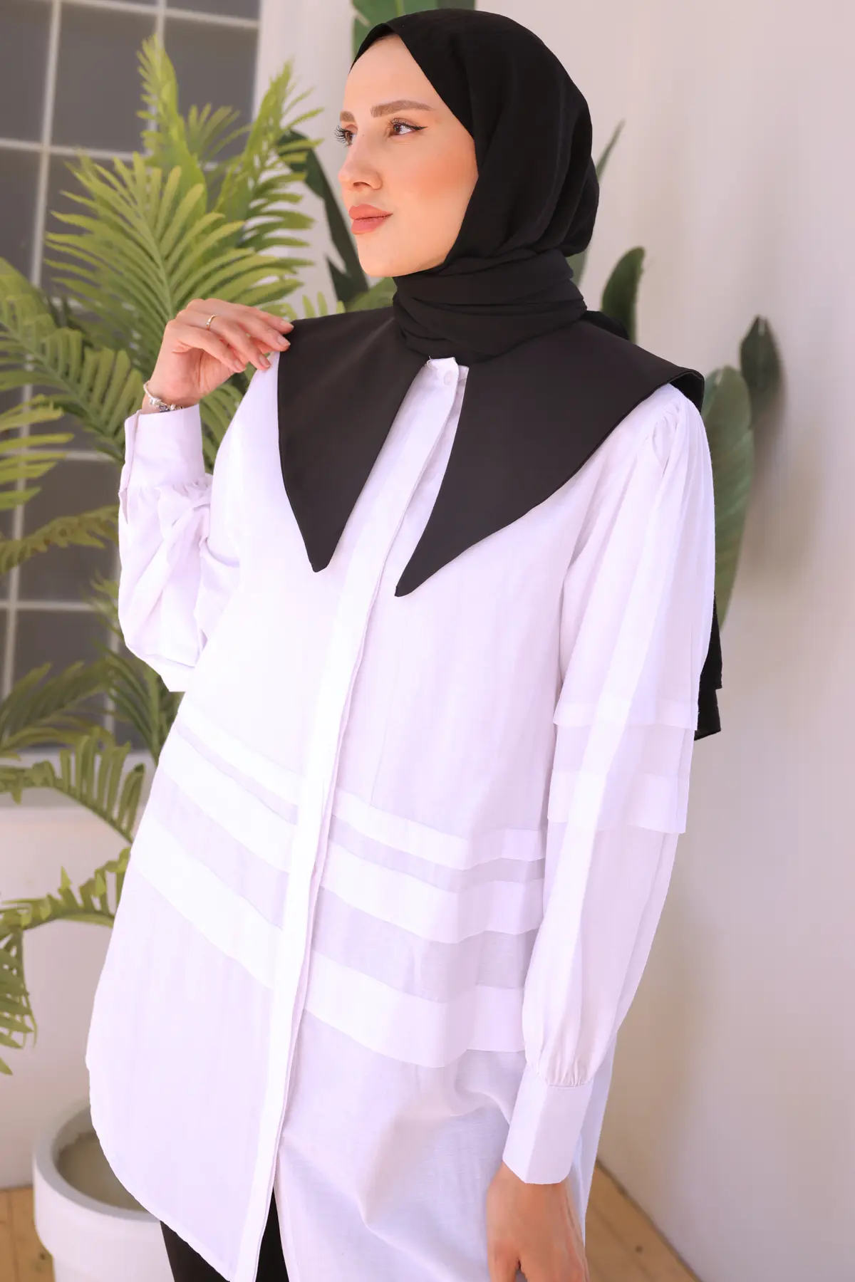 Pointed Collar Shirt-detail