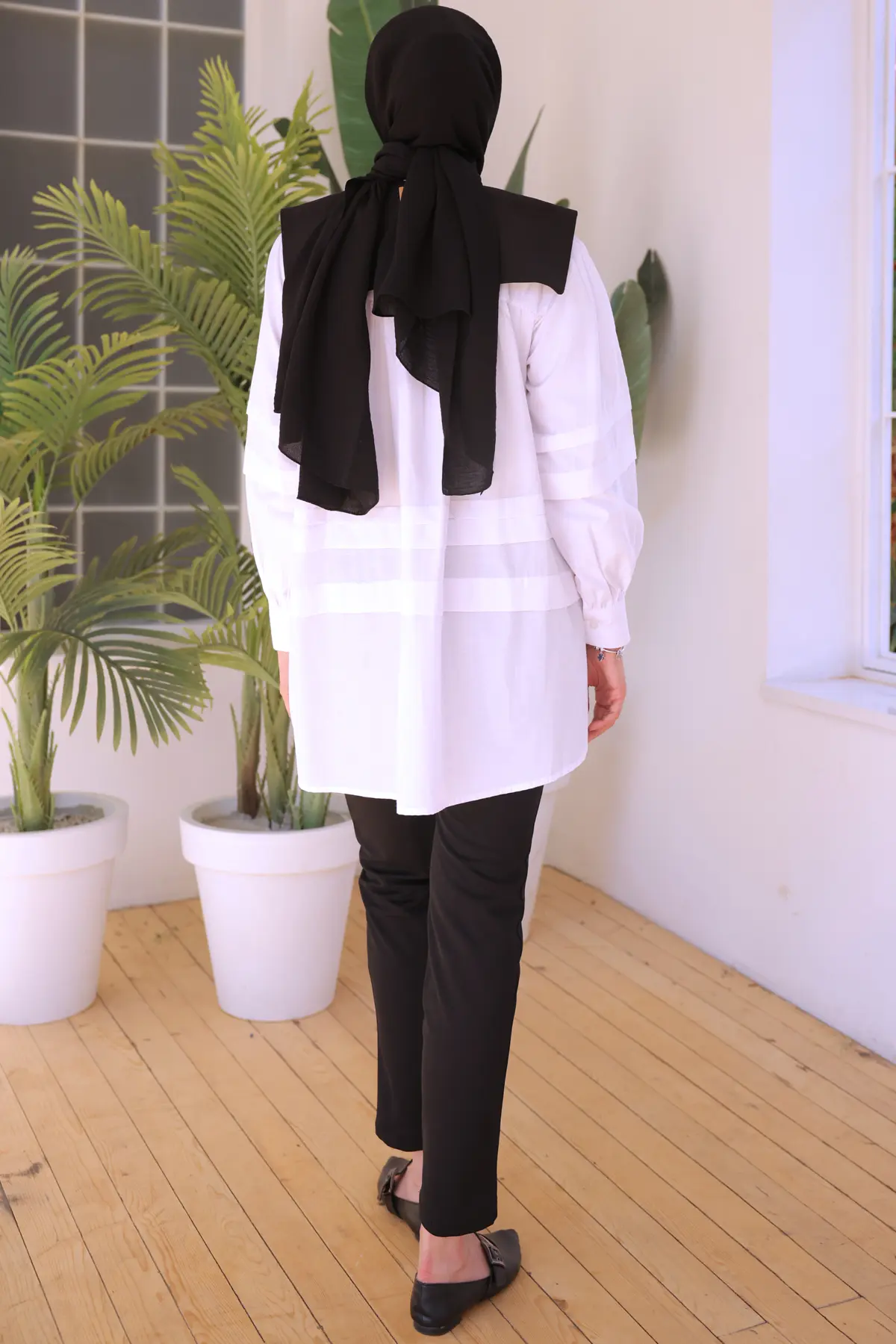 Pointed Collar Shirt-detail