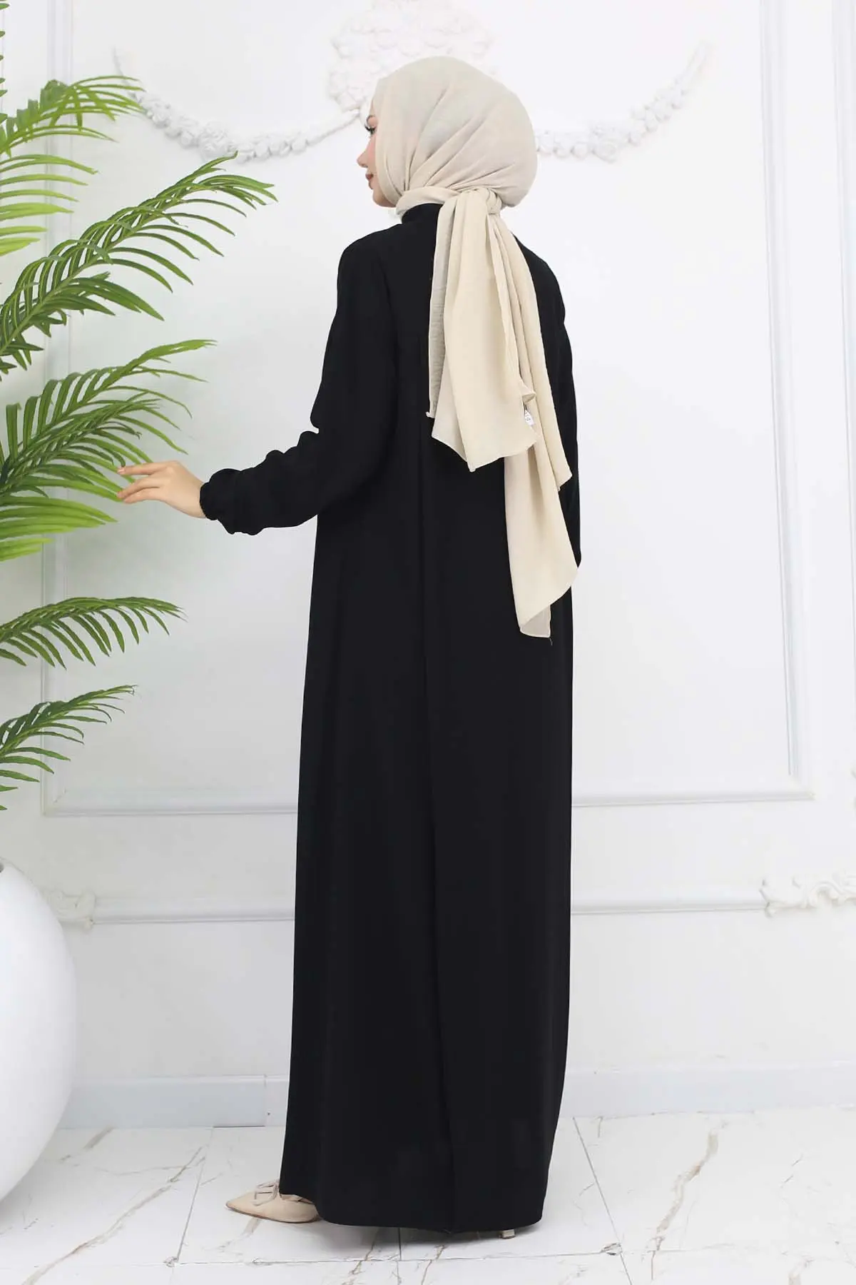 Robed Pleated Abaya-detail