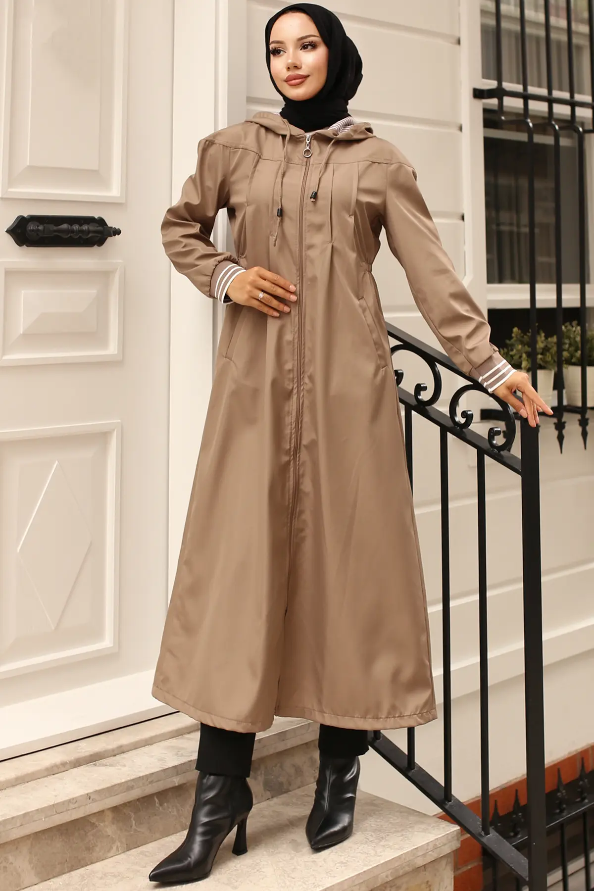 Seasonal Hooded Trenchcoat-detail